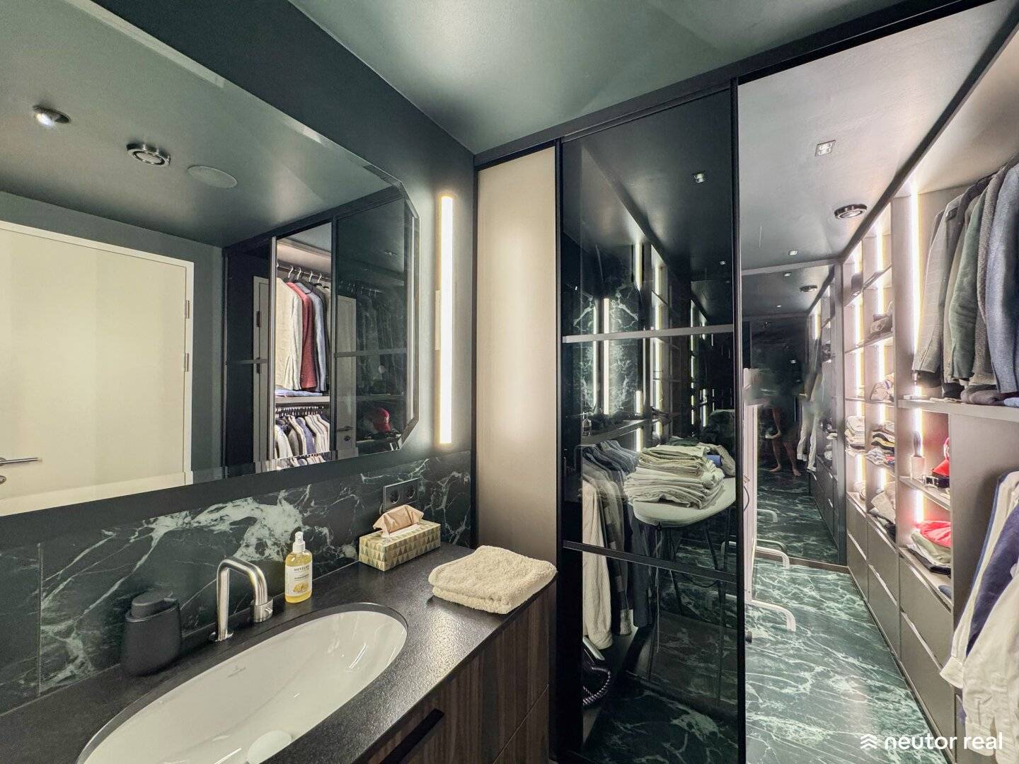 Marina Tower Luxurious three room apartment with generous balcony, breathtaking view of Vienna on the 32nd floor, garage optional, U2 Donaumarina