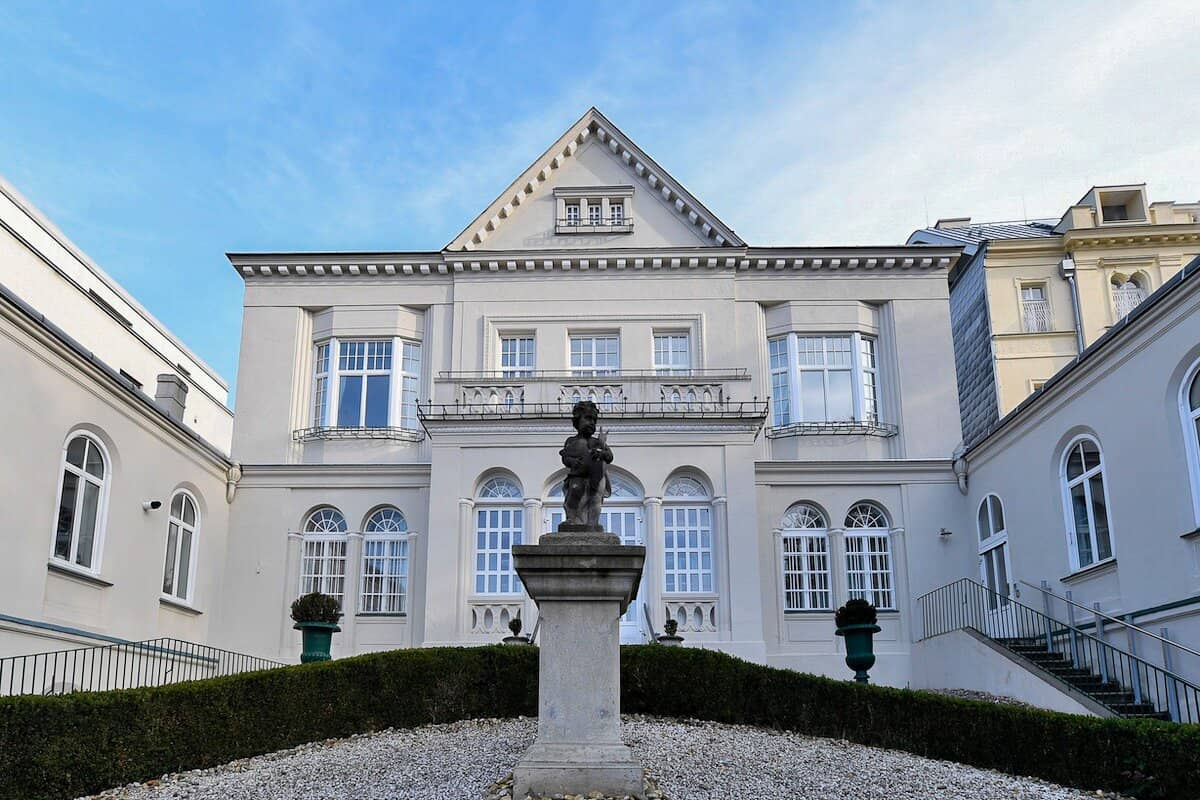 Exclusive medical practice rooms in Villa Demel, quiet and attractive location in the 17th district, flexible rent / revenue sharing possible