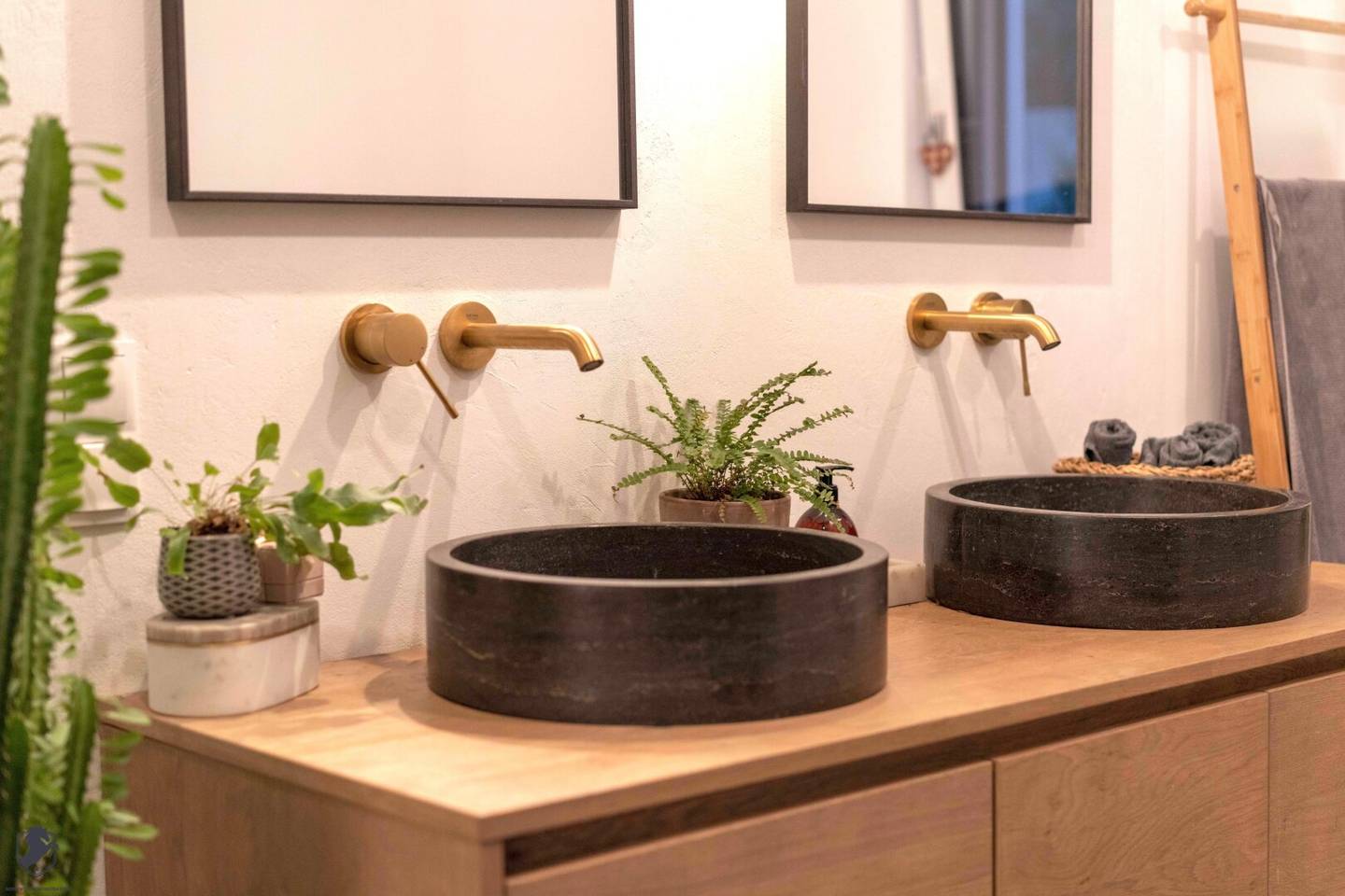 Exklusive barrierefreie Gartenwohnung mit ca. 400 m² Garten in absoluter Ruhelage