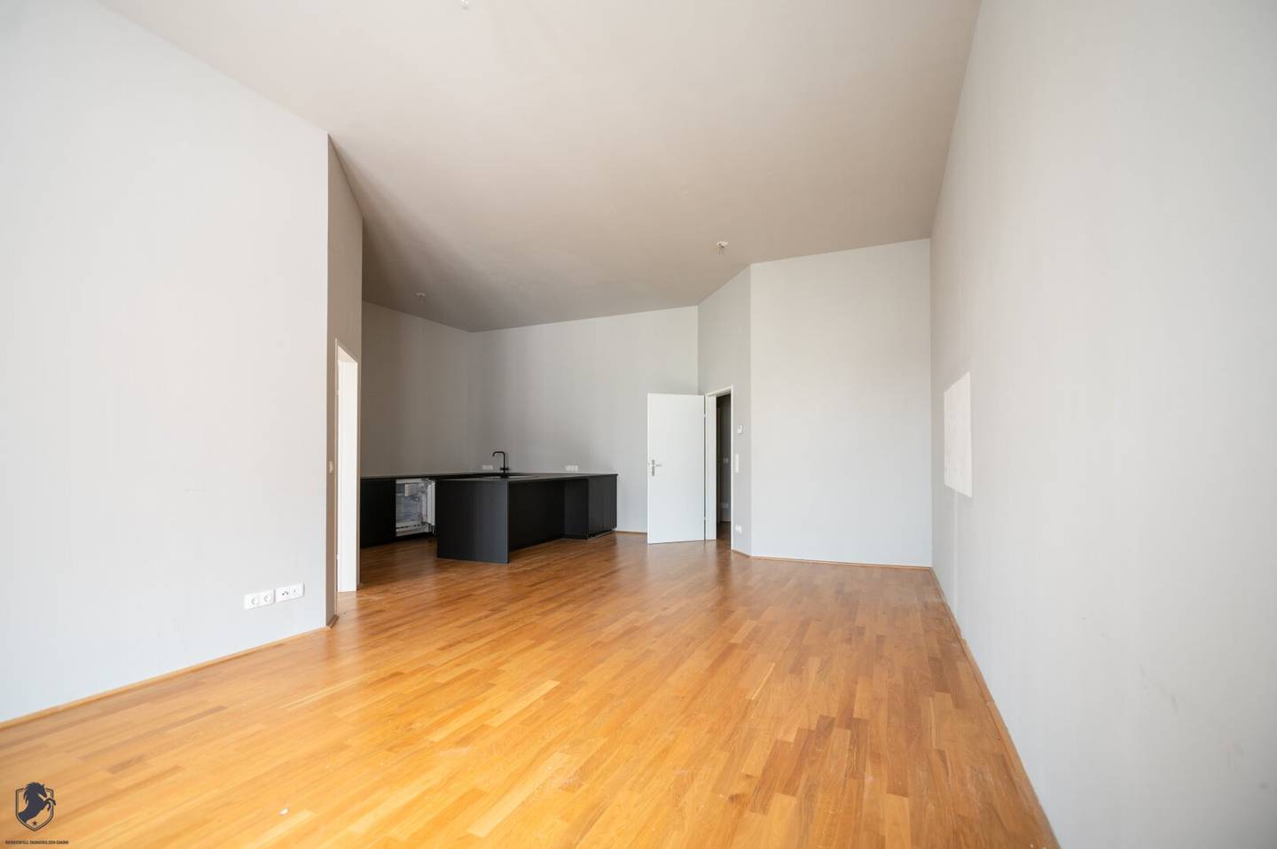 Großzügige Dachgeschosswohnung in historischem Stilhaus nahe Hauptplatz – Wiener Neustadt