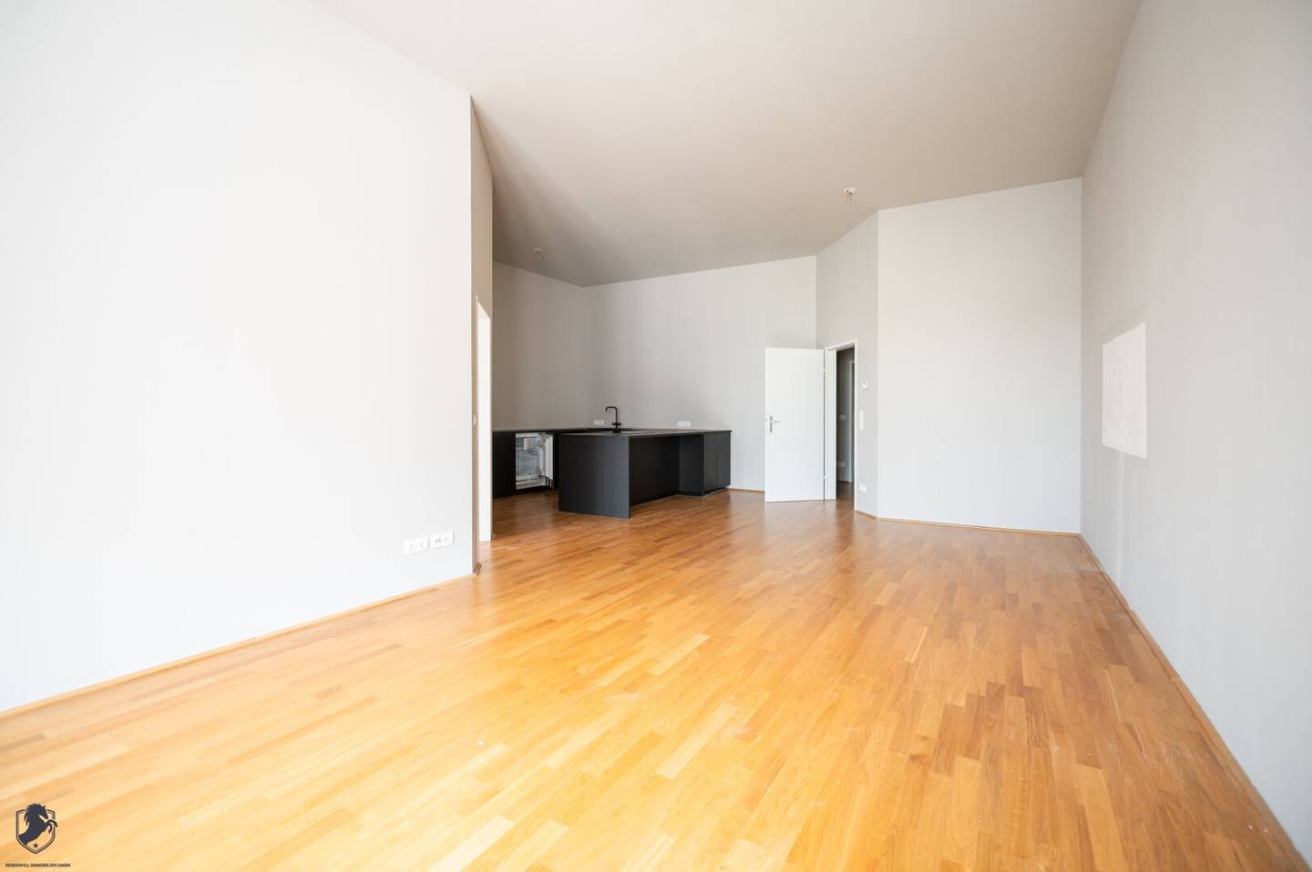 Großzügige Dachgeschosswohnung in historischem Stilhaus nahe Hauptplatz – Wiener Neustadt