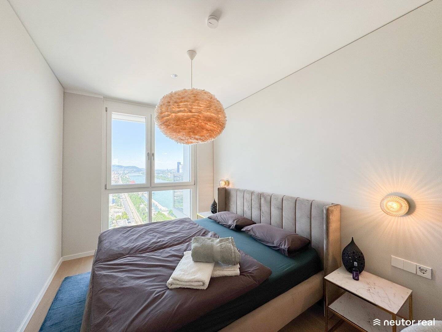 Marina Tower Luxurious 4 room apartment with generous balcony, breathtaking view over Vienna on the 32nd floor, garage optional, U2 Donaumarina