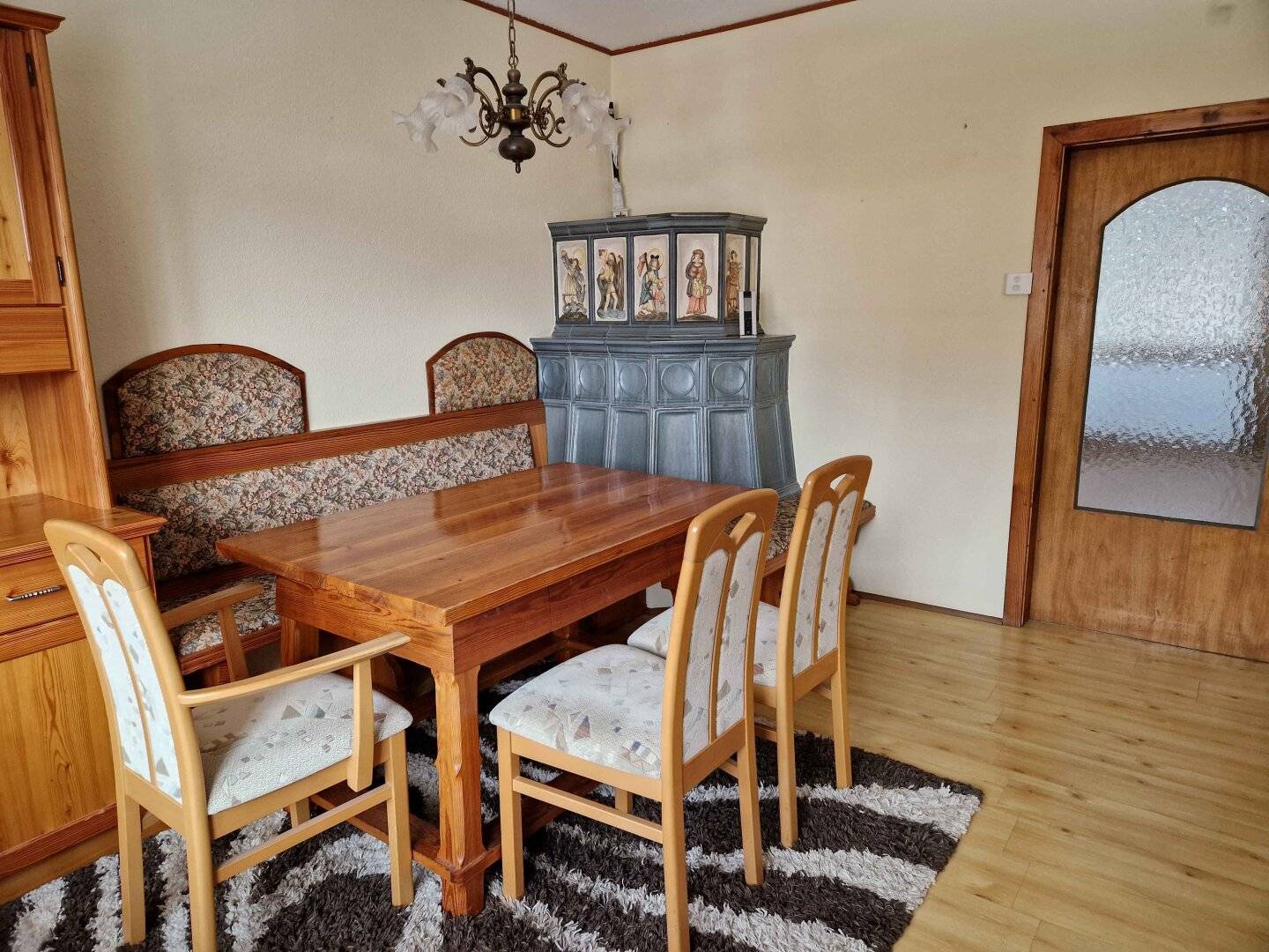 Ein-/Mehrfamilienhaus mit Entwicklungspotential in schöner sonniger Aussichtslage mit großem Garten