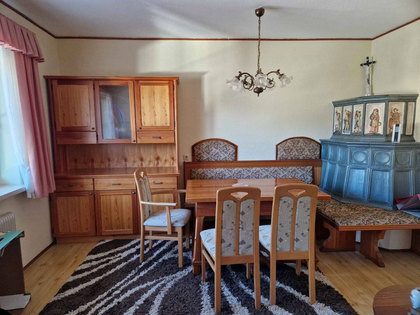 Ein-/Mehrfamilienhaus mit Entwicklungspotential in schöner sonniger Aussichtslage mit großem Garten