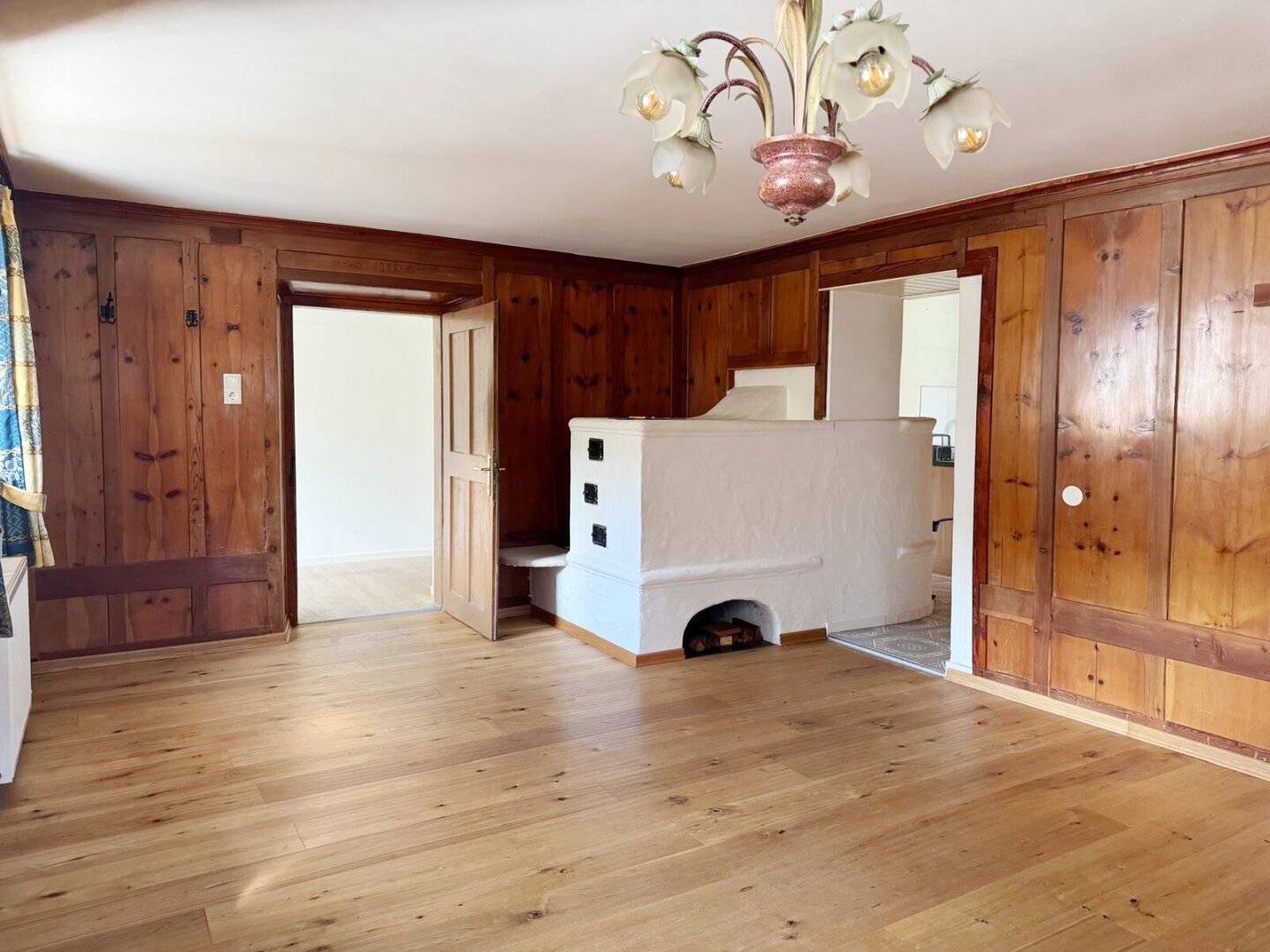 Charming apartment with generous living space and additional storage space