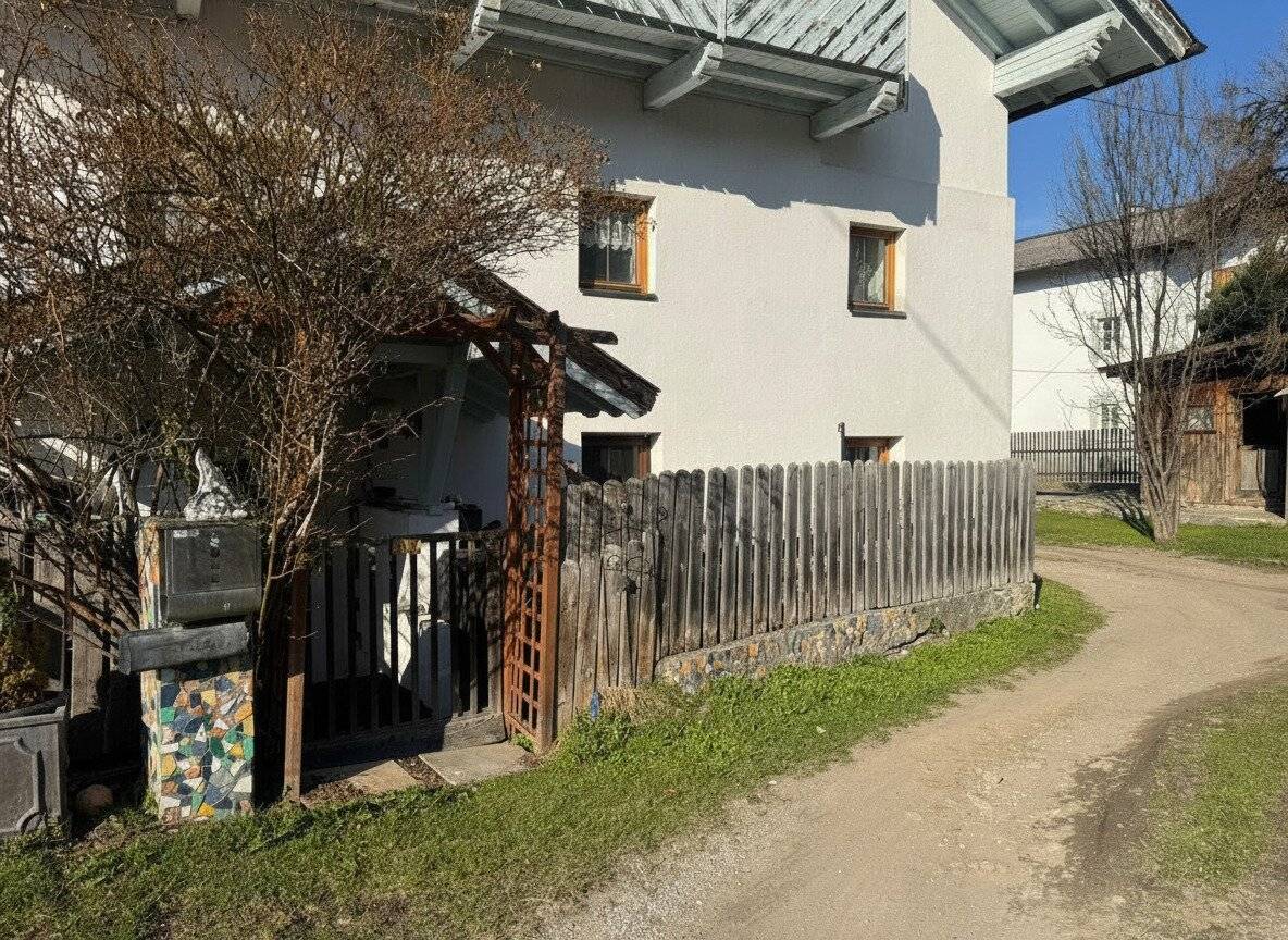 Charming apartment with generous living space and additional storage space