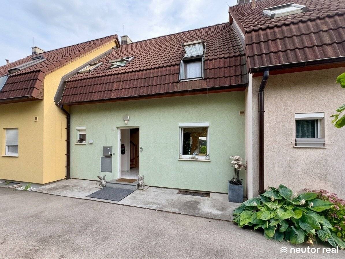 Charming terraced house with sunny garden in a quiet green location