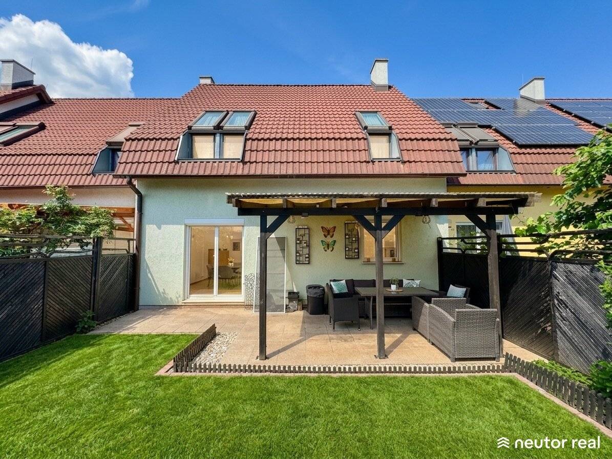 Charming terraced house with sunny garden in a quiet green location