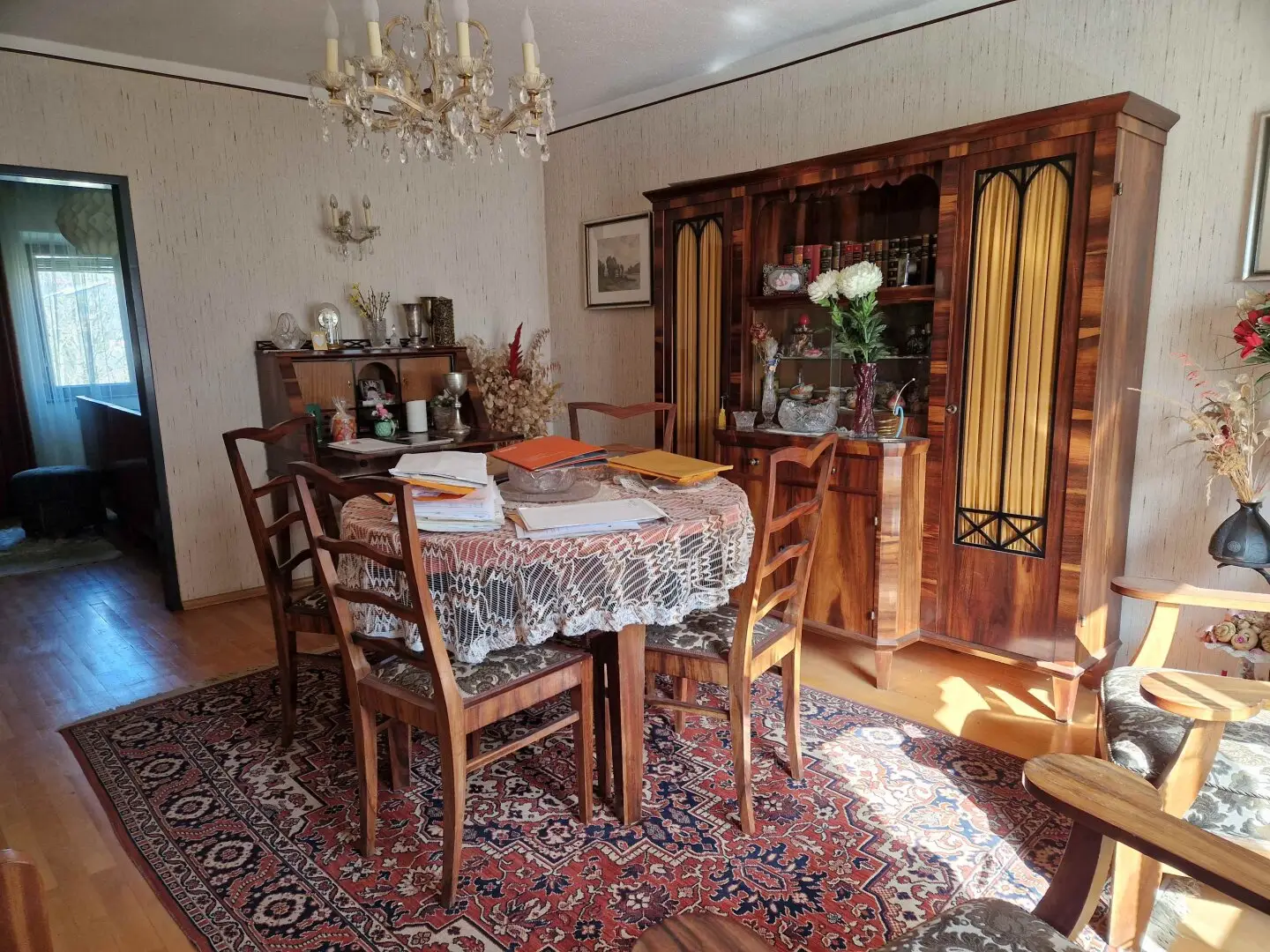 Semi detached house in close proximity to the center with small garden and view of the basilica