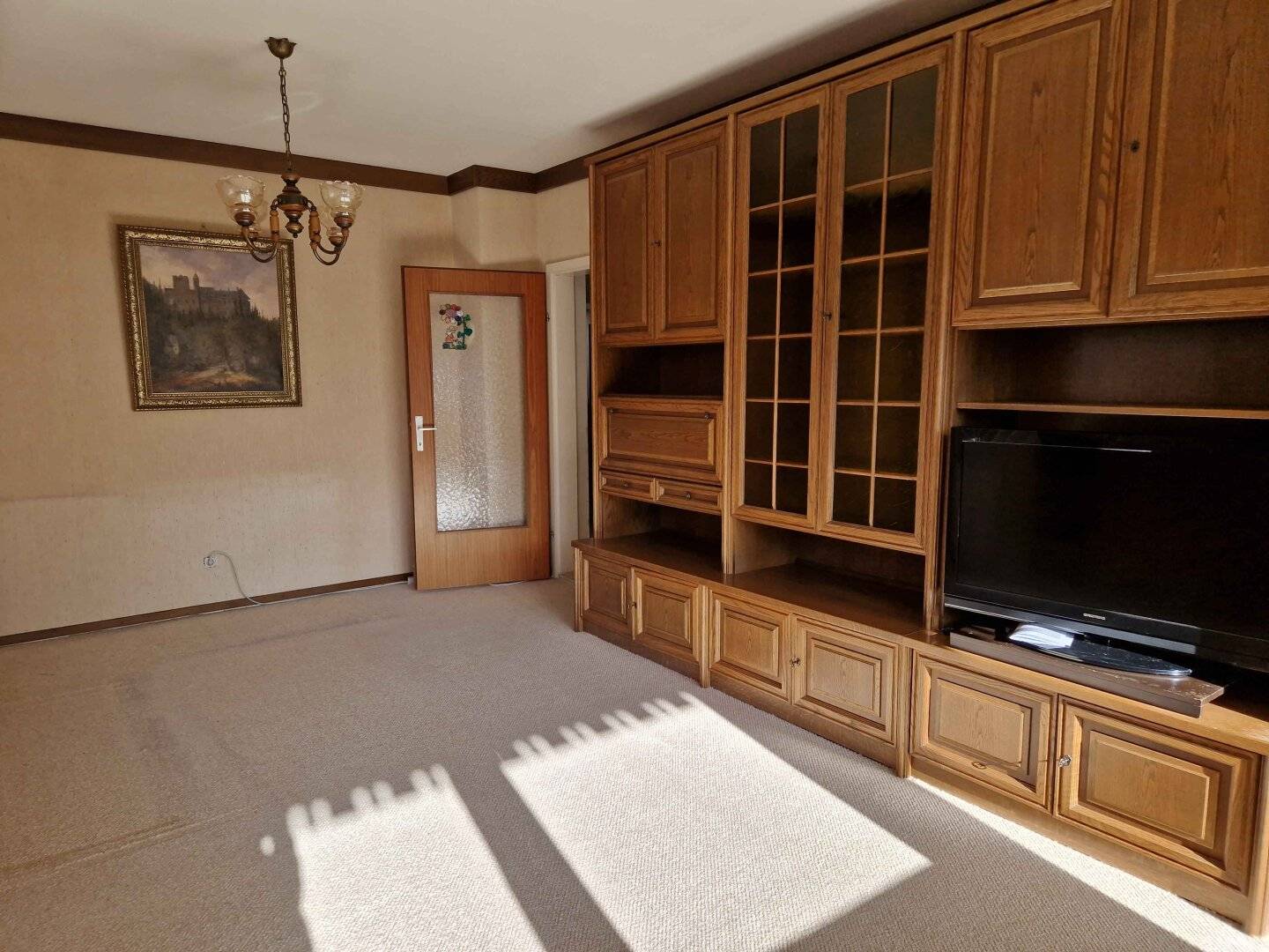 Sanierungsbedürftige 3-Zimmer Wohnung mit Loggia und Terrasse