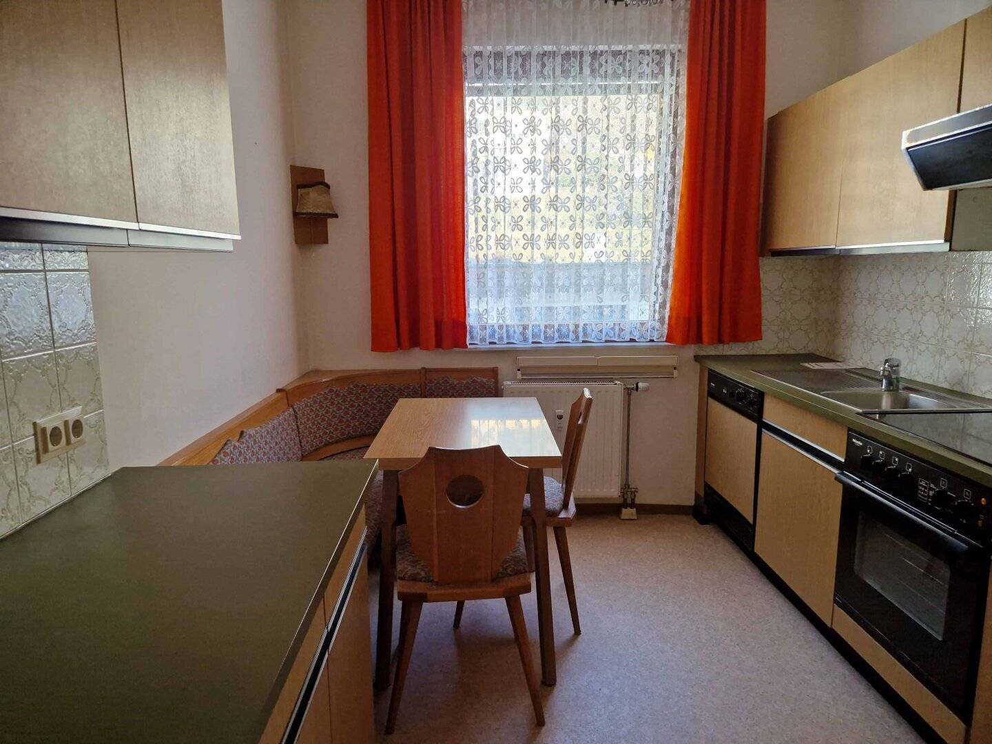 Sanierungsbedürftige 3-Zimmer Wohnung mit Loggia und Terrasse