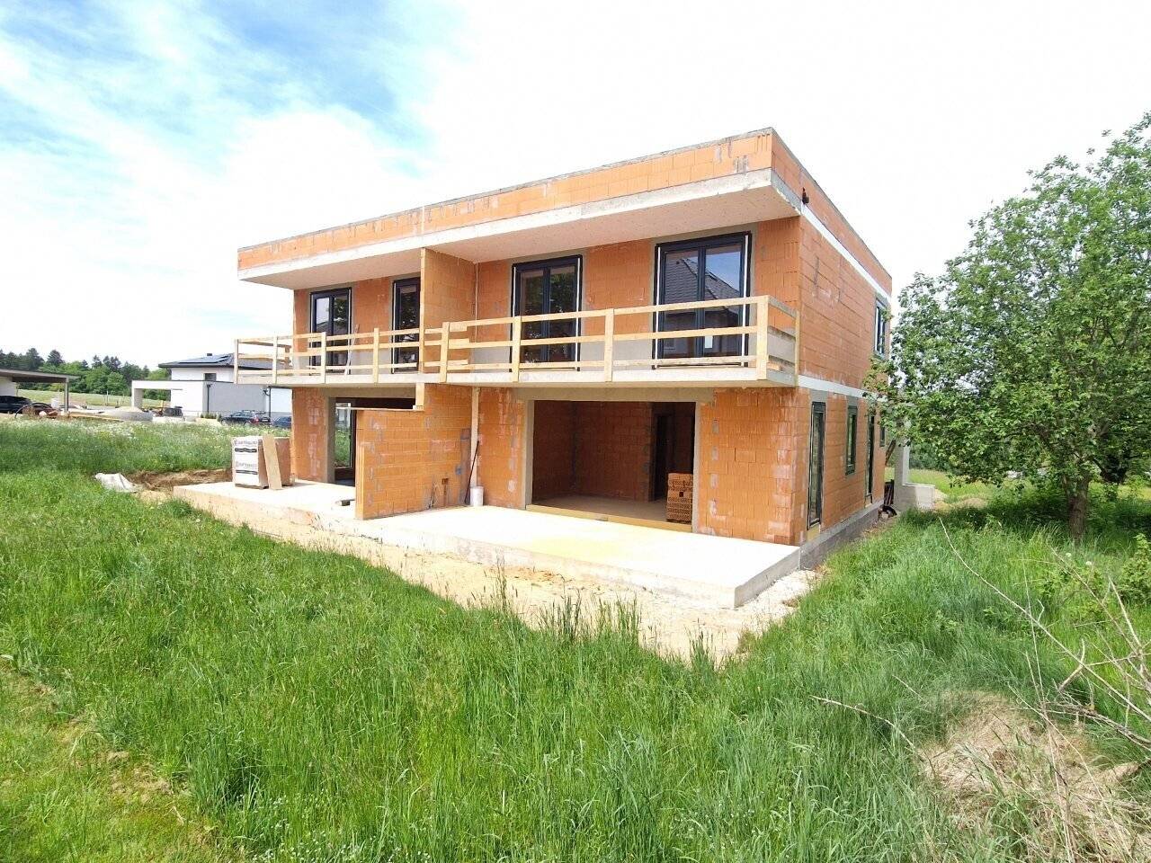 Top 2! Belagsfertige, moderne Doppelhaushälfte mit 2 Carportstellplätzen, 4 Zimmer, 2 Terrassen, Balkon, Eigengarten!