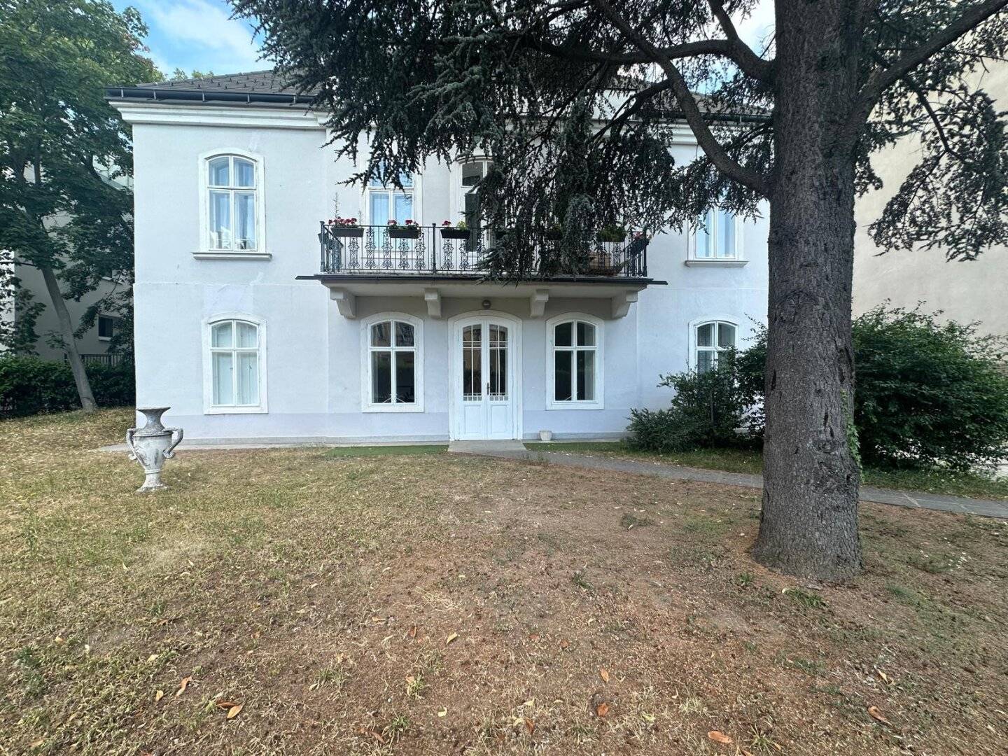 !! 1130 Wien, Speising !! Exklusive 150m2 Altbauwohnung in prachtvoller Villa mit großem Eigengarten und Pool zu vermieten!