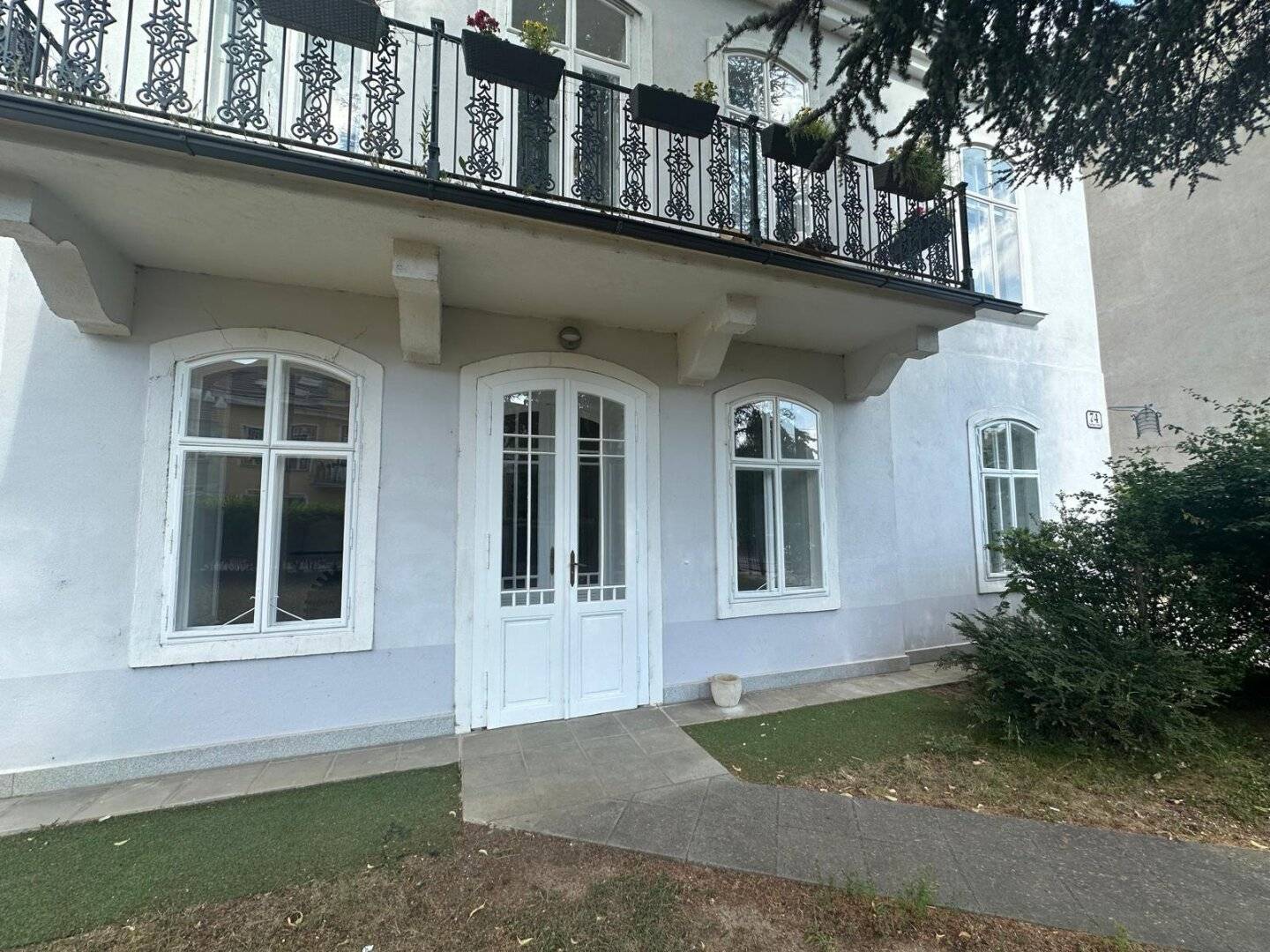 !! 1130 Wien, Speising !! Exklusive 150m2 Altbauwohnung in prachtvoller Villa mit großem Eigengarten und Pool zu vermieten!