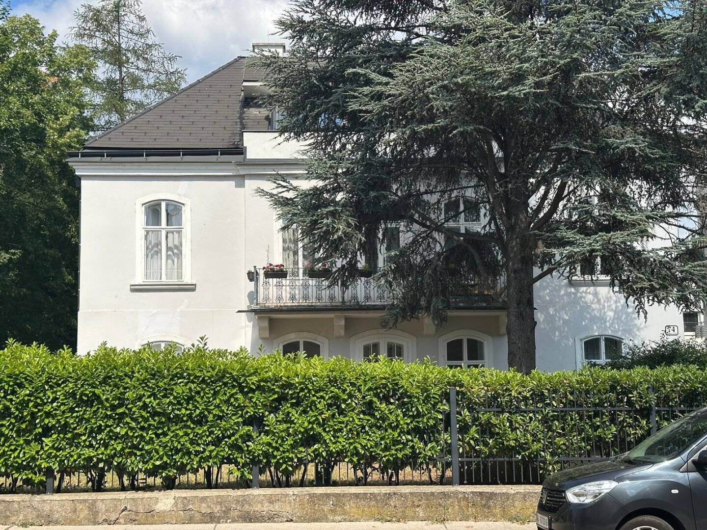 !! 1130 Wien, Speising !! Exklusive 150m2 Altbauwohnung in prachtvoller Villa mit großem Eigengarten und Pool zu vermieten!