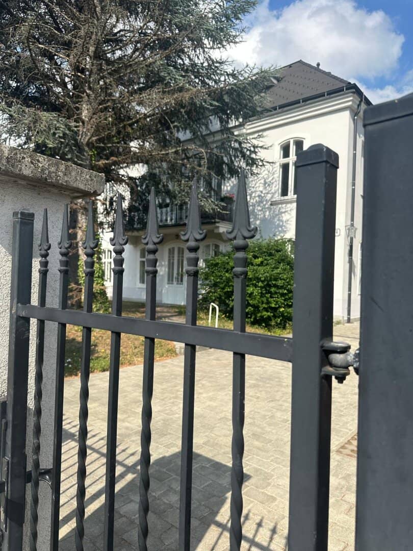 !! 1130 Wien, Speising !! Exklusive 150m2 Altbauwohnung in prachtvoller Villa mit großem Eigengarten und Pool zu vermieten!