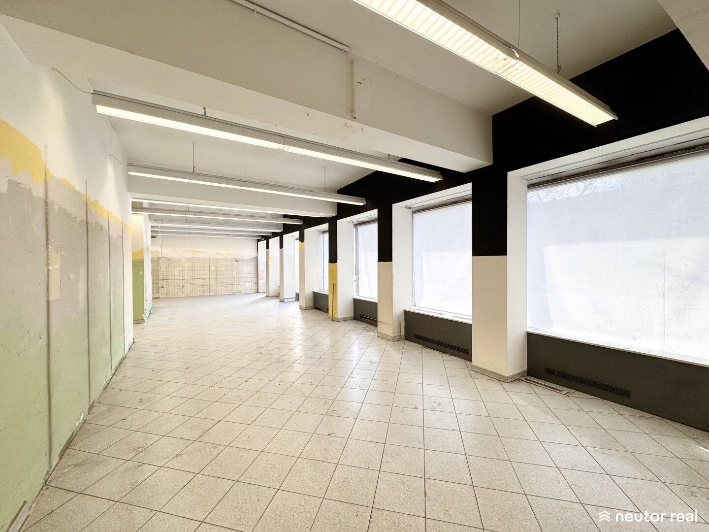 NEUER PREIS! | Geschäftslokal Ecke Josefstädterstraße-Gürtel | Lastenaufzug & U-Bahn-Nähe