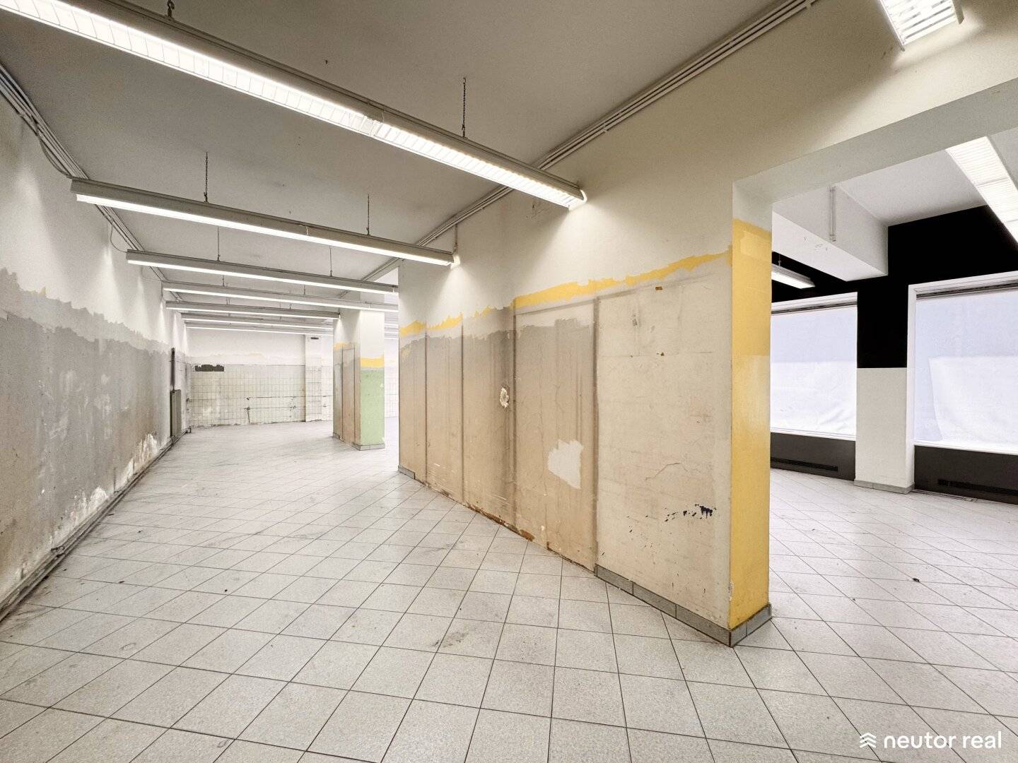 NEUER PREIS! | Geschäftslokal Ecke Josefstädterstraße-Gürtel | Lastenaufzug & U-Bahn-Nähe