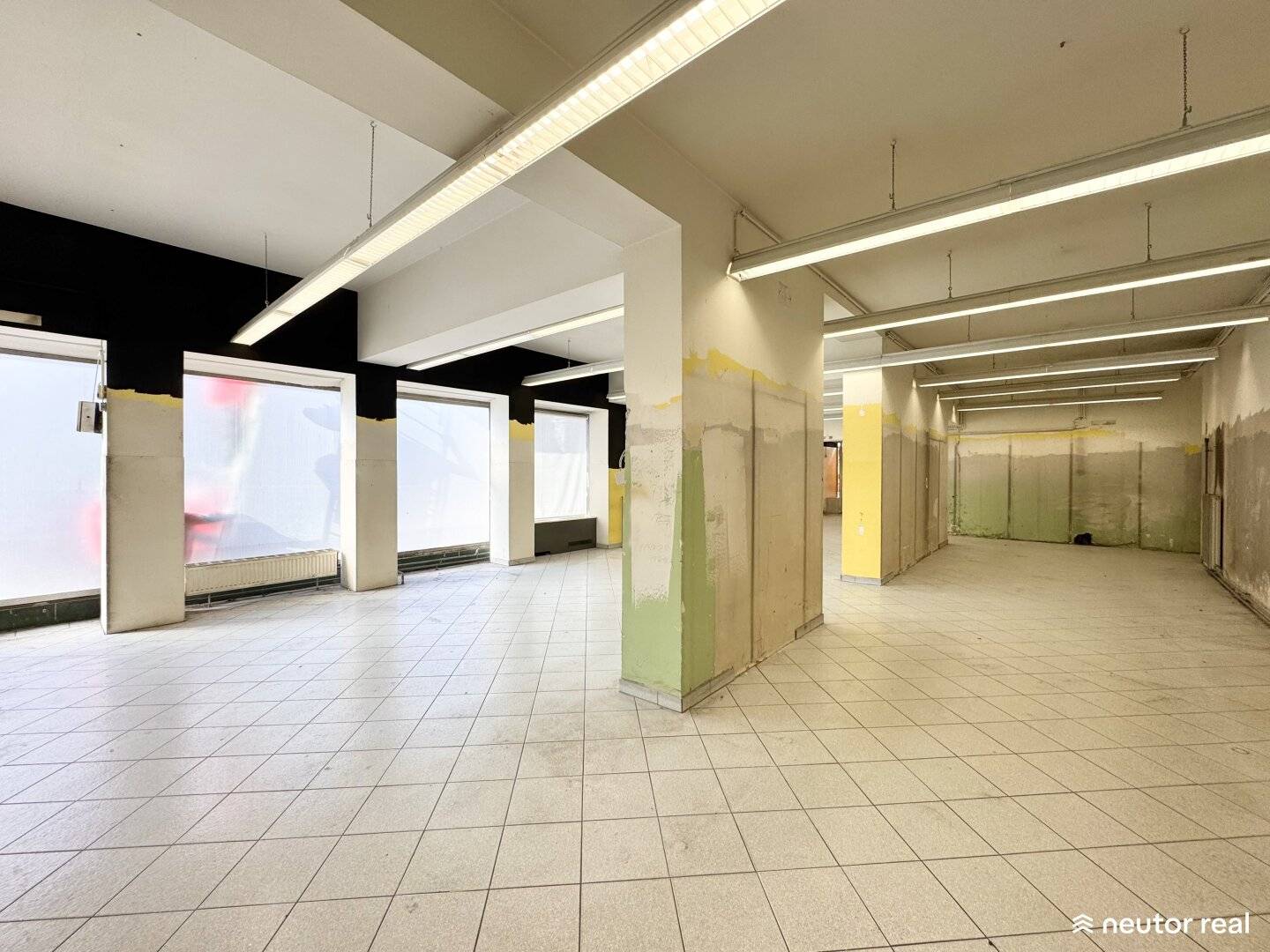 NEUER PREIS! | Geschäftslokal Ecke Josefstädterstraße-Gürtel | Lastenaufzug & U-Bahn-Nähe