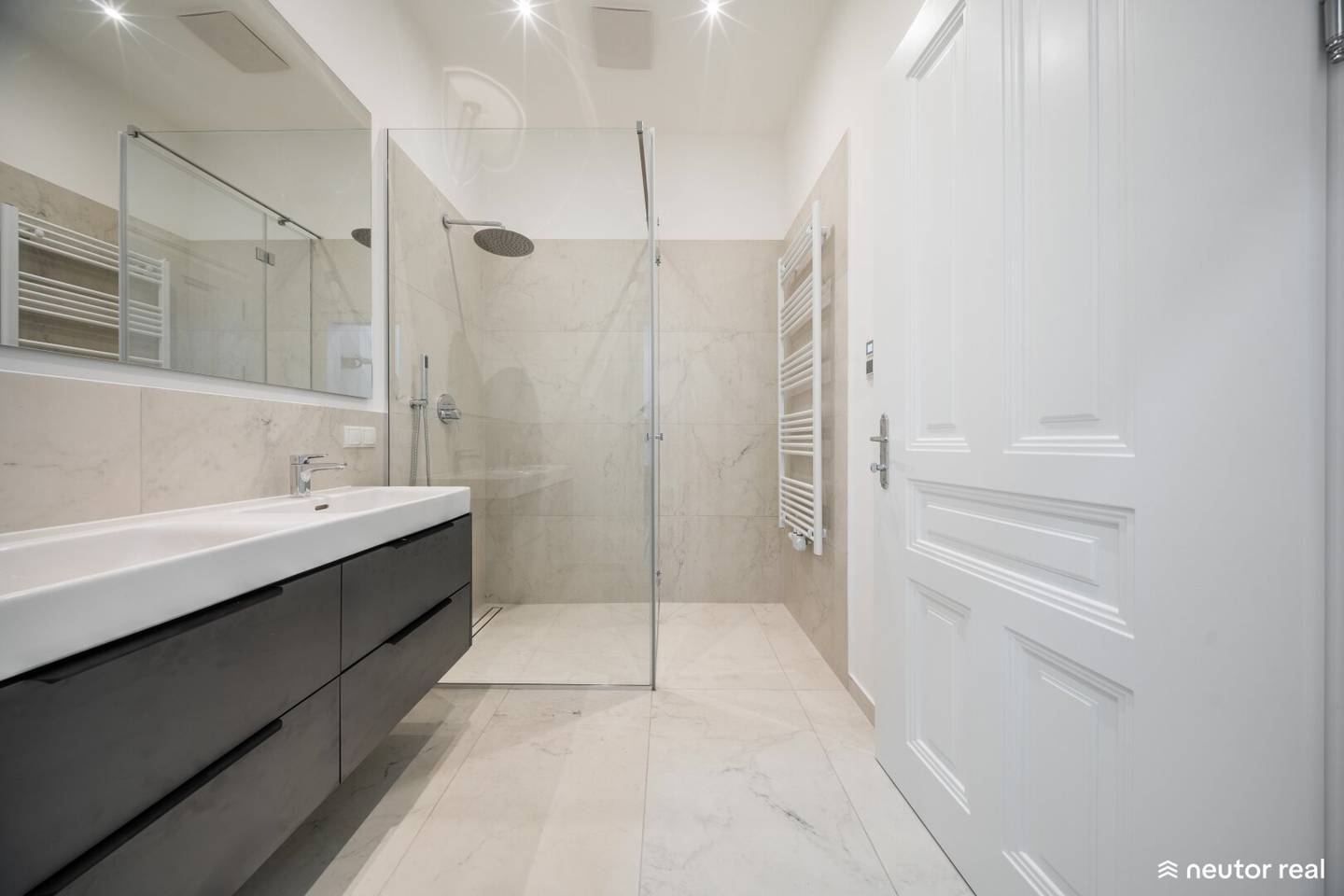Erstbezug mit Stil: 3 Zimmer - Sanierter Altbaucharme trifft modernen Luxus - Loggia