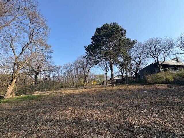 Exklusives Baugrundstück am Ölberg in Klosterneuburg – sonnige Hanglage mit spektakulärem Fernblick und altem Baumbestand