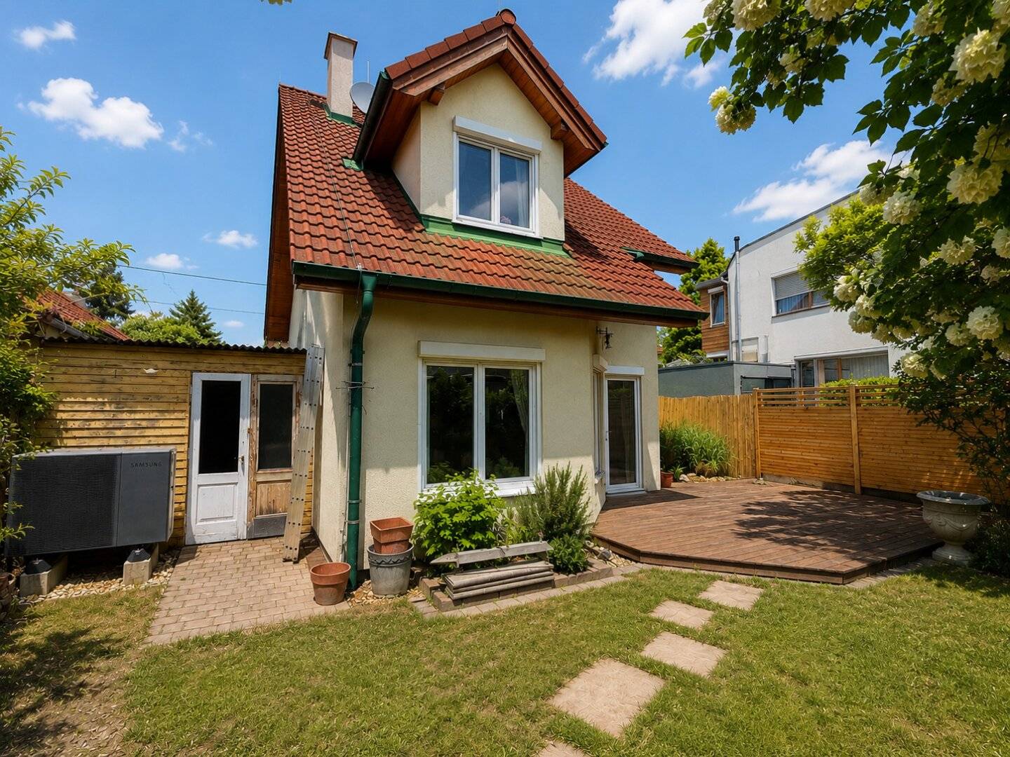 Lichtdurchflutetes Einfamilienhaus mit Garten, Kamin & Luftwärmepumpe