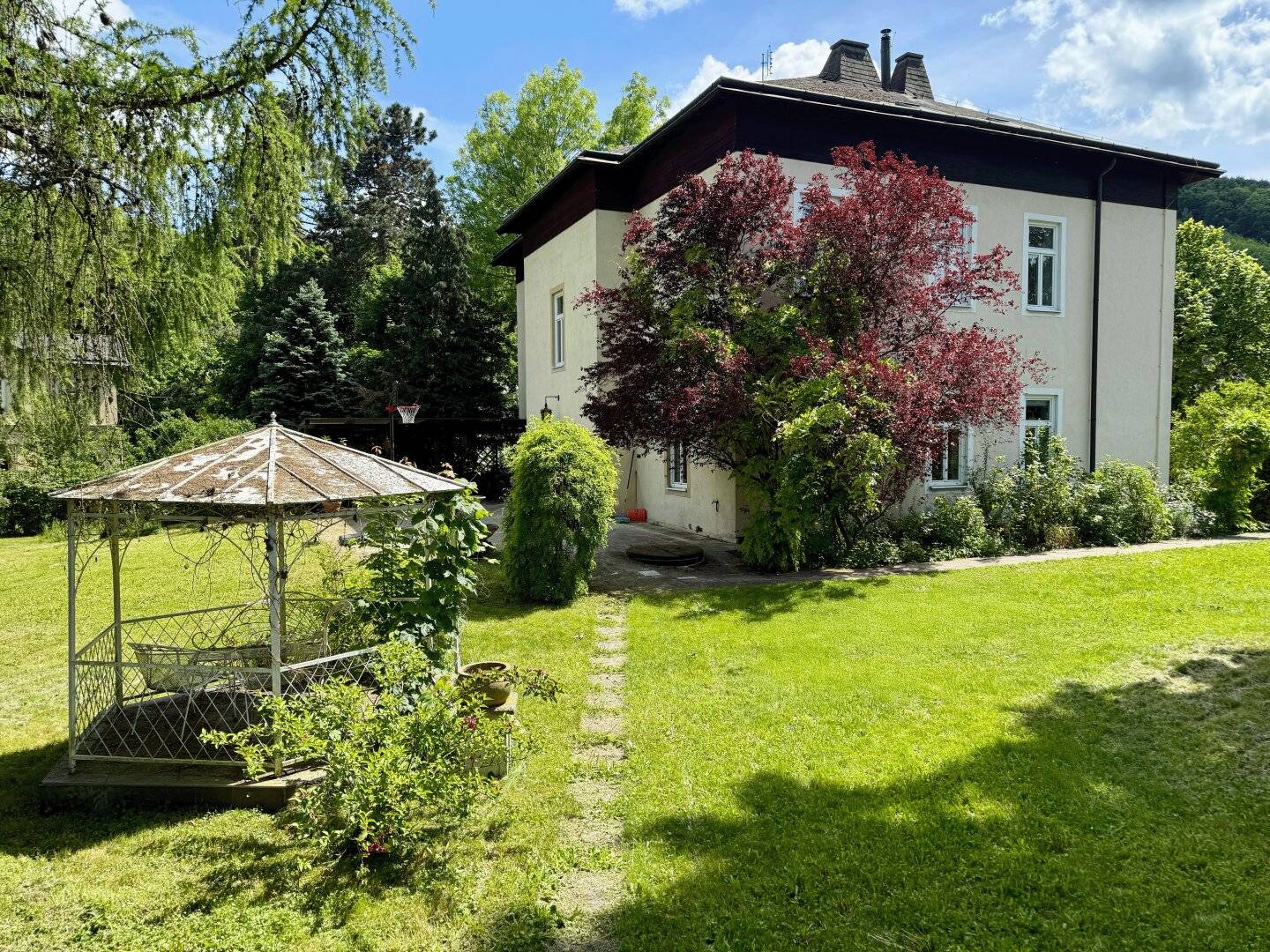 Historische Villa – Erstbezug nach Kernsanierung: Lifteinbau, Luftwärmepumpe, Wohnungen maßgeschneidert u. v. m.