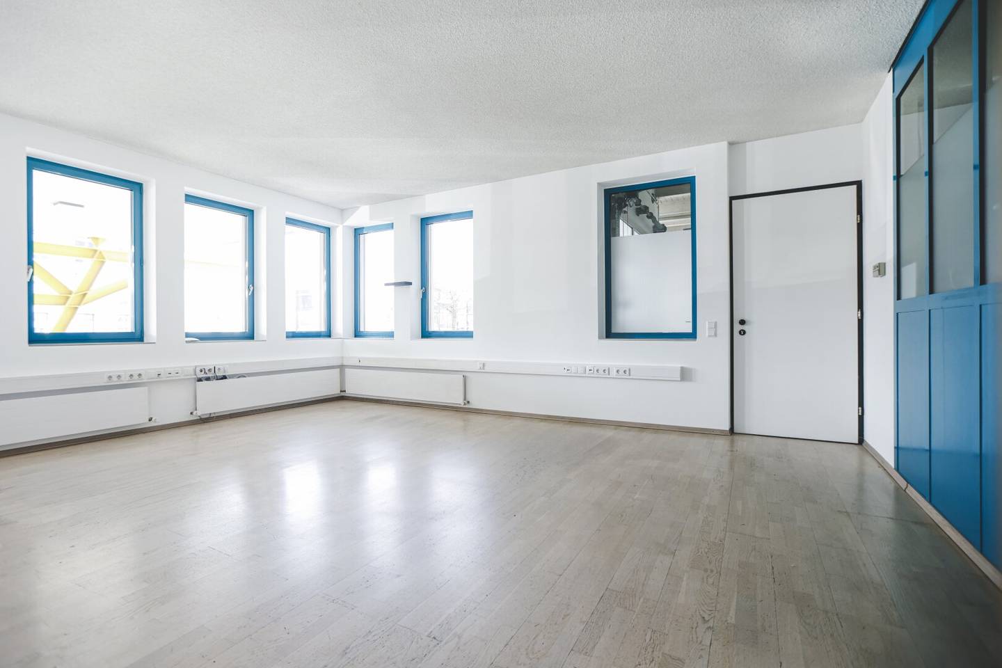 Modernes Büro (30 m²) an der Bundesstraße in Klaus - Perfekte Lage für dein Unternehmen!