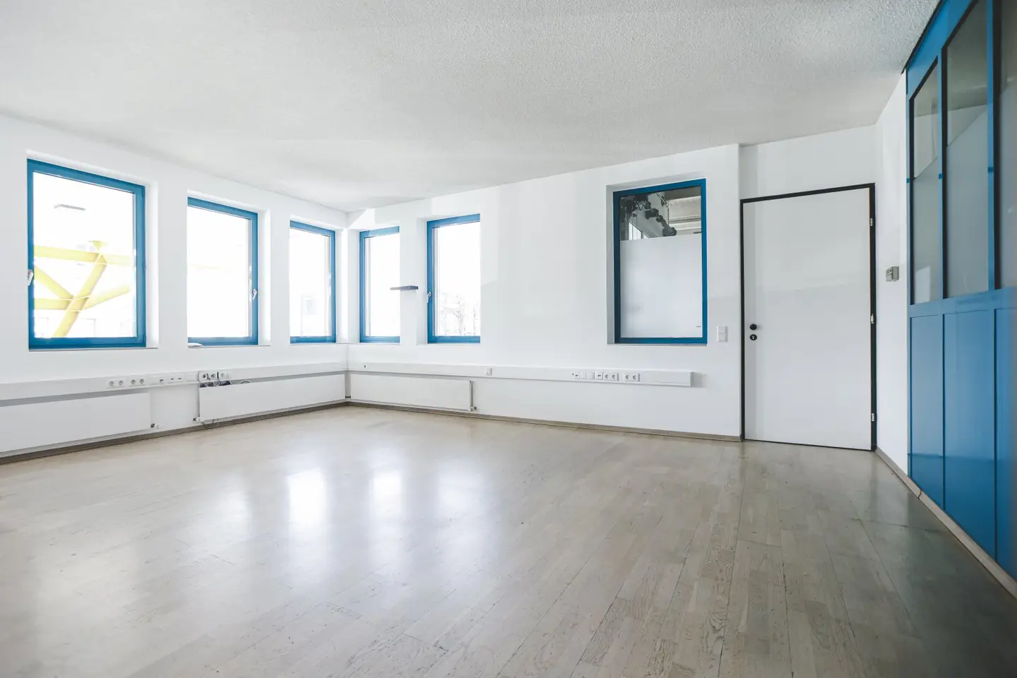 Modernes Büro (30 m²) an der Bundesstraße in Klaus - Perfekte Lage für dein Unternehmen!