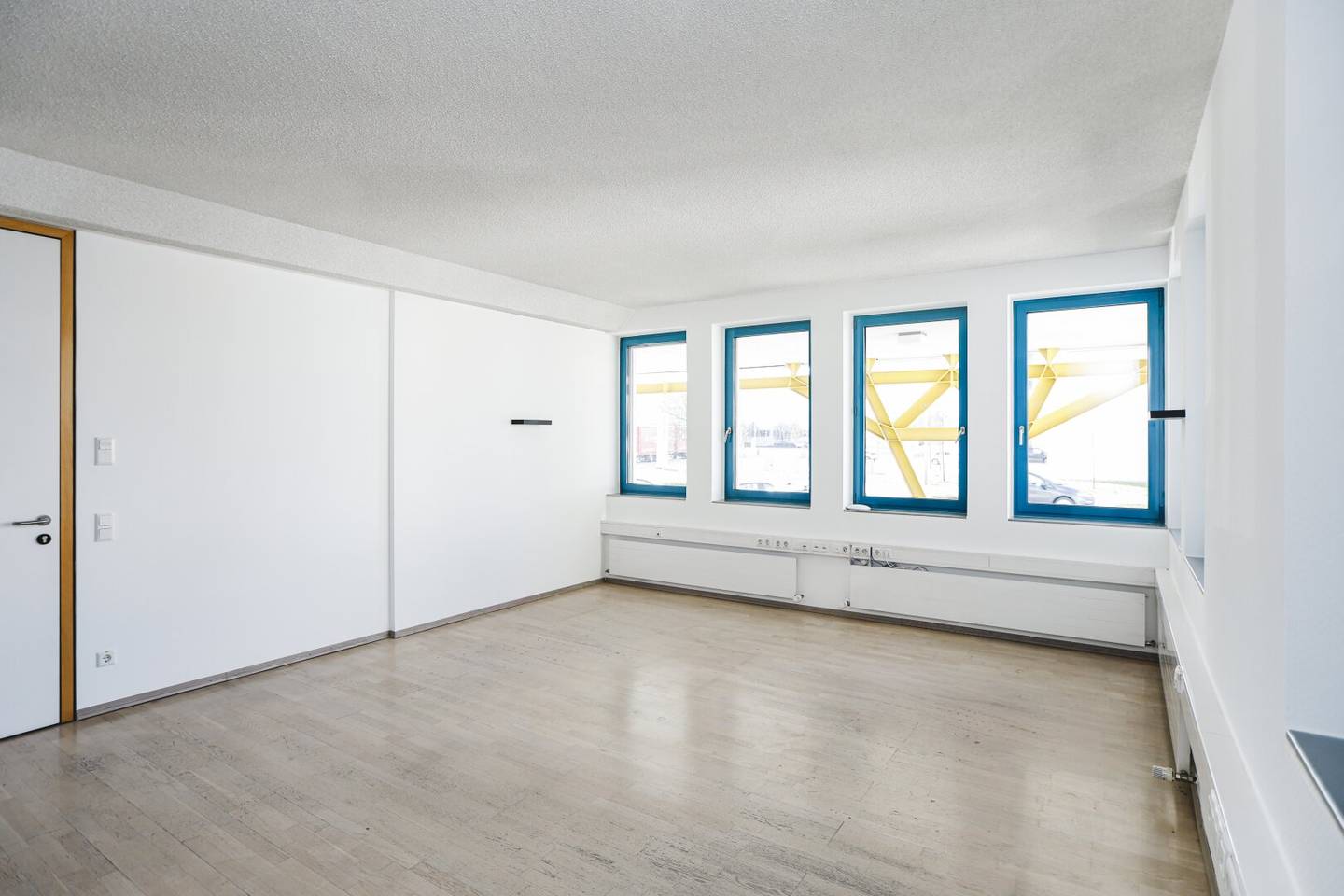 Modernes Büro (30 m²) an der Bundesstraße in Klaus - Perfekte Lage für dein Unternehmen!
