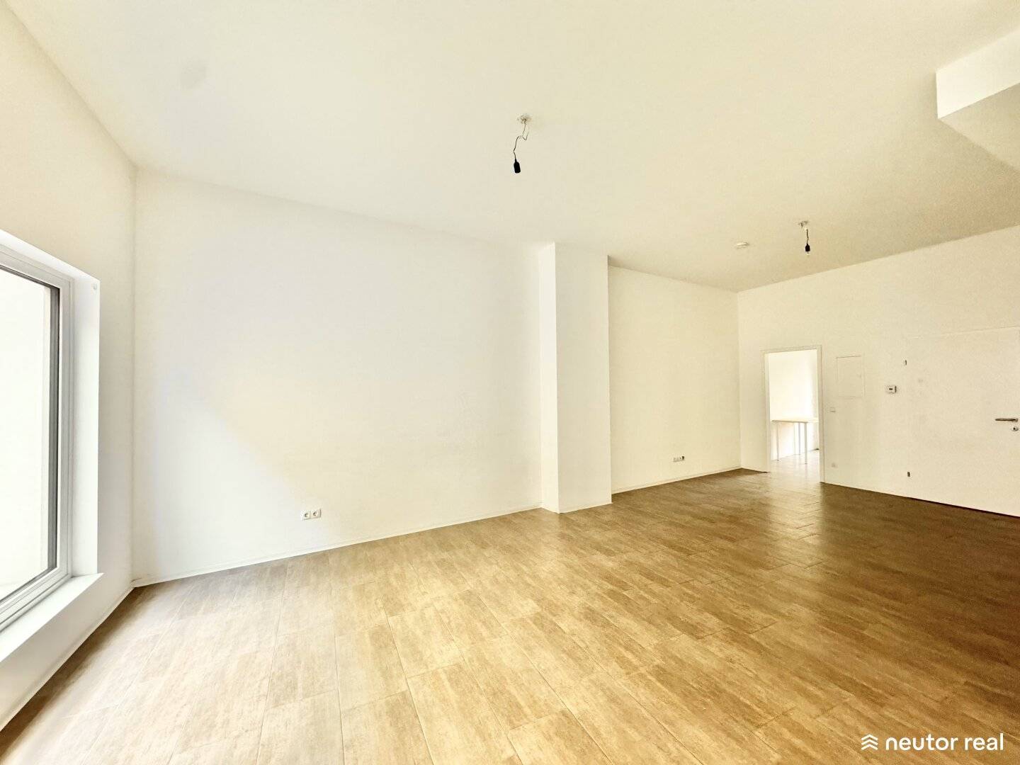 ANLEGER AUFGEPASST | MODERNES GESCHÄFTSLOKAL MIT TERRASSE | 4,6 % RENDITE