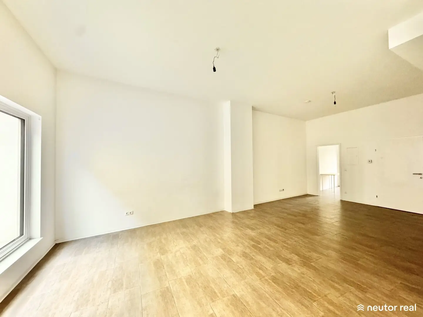 ANLEGER AUFGEPASST | MODERNES GESCHÄFTSLOKAL MIT TERRASSE | 4,6 % RENDITE