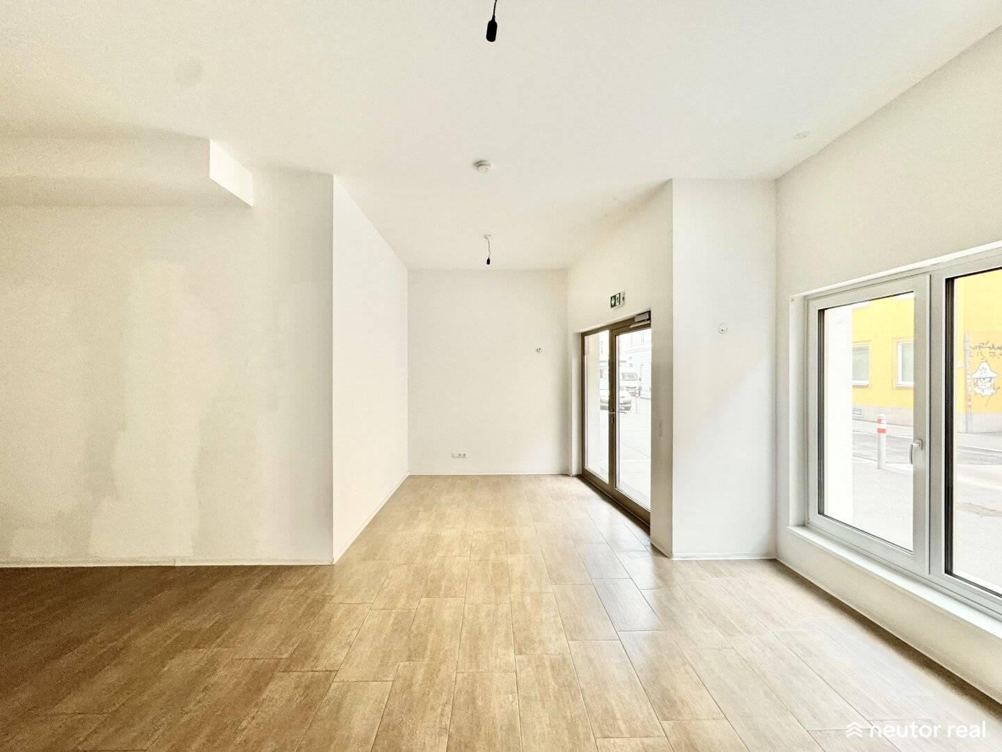 ANLEGER AUFGEPASST | MODERNES GESCHÄFTSLOKAL MIT TERRASSE | 4,6 % RENDITE