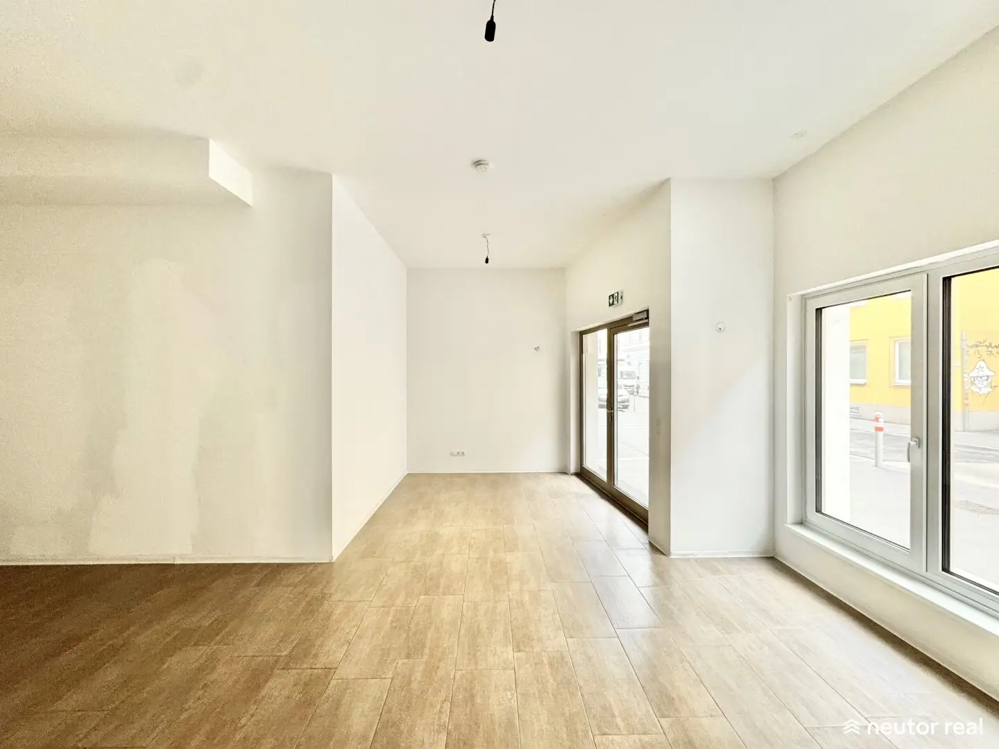 ANLEGER AUFGEPASST | MODERNES GESCHÄFTSLOKAL MIT TERRASSE | 4,6 % RENDITE