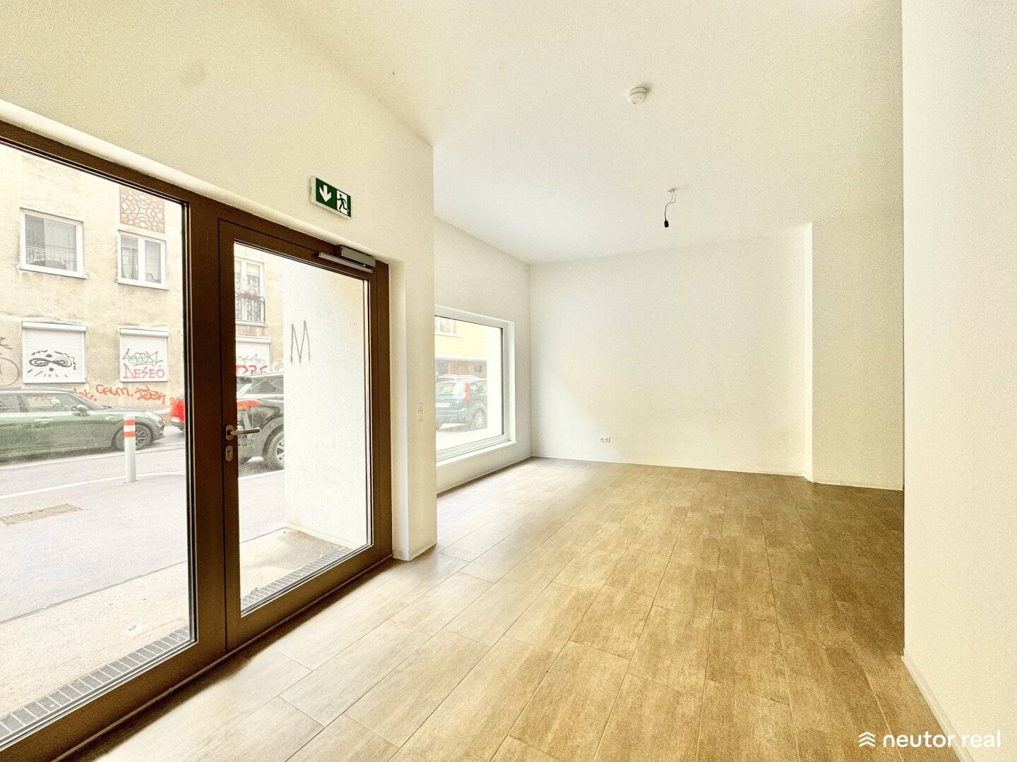ANLEGER AUFGEPASST | MODERNES GESCHÄFTSLOKAL MIT TERRASSE | 4,6 % RENDITE