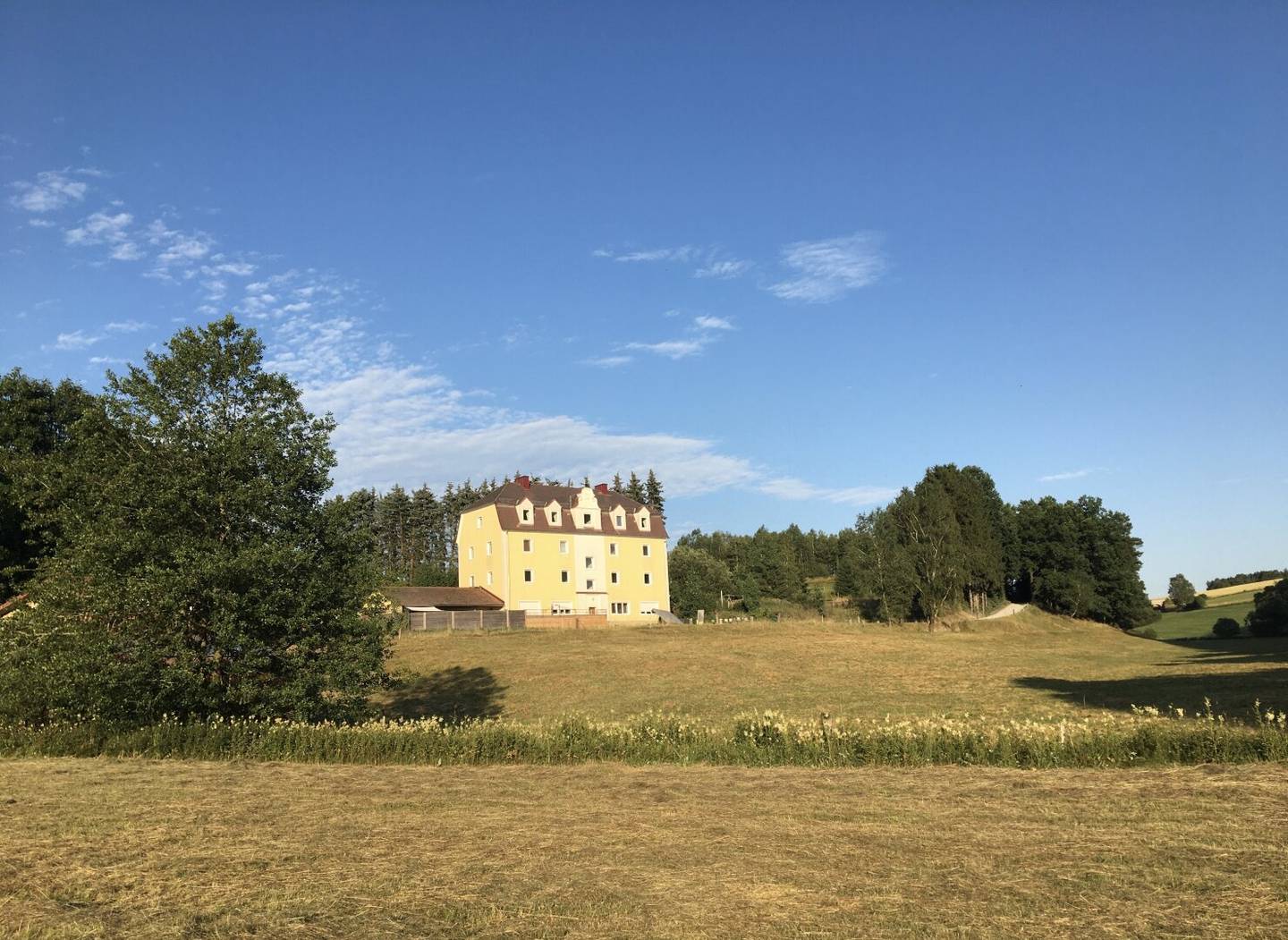 Ehemaliges Zollhaus - Mehrfamilienhaus mit separatem Stall in Alleinlage oberhalb von Linz in Oberösterreich - für Tierhaltung, Reiterhof etc.