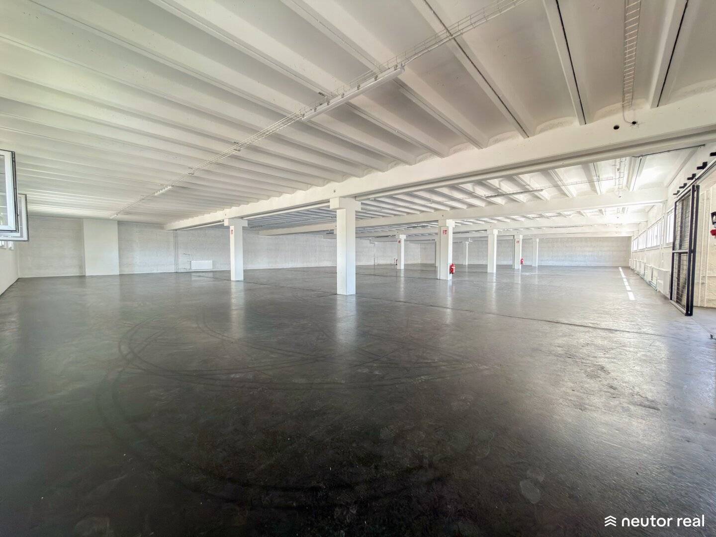2 MONATE MIETFREI - TEMPERIERTE LAGERFLÄCHE - CA. 1.699,38 m² - LADERAMPE - STELLPLÄTZE - IM HERZEN DES 12. GEMEINDEBEZIRKS