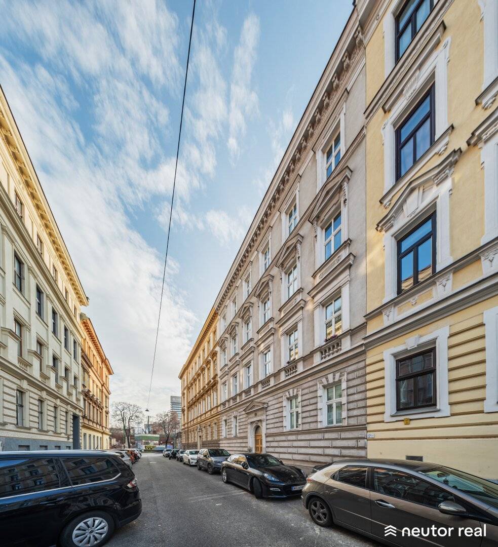 HISTORISCHES ZINSHAUSJUWEL AUS FAMILIENBESITZ IN BESTLAGE DES 18. BEZIRKS - CHARMANTER ALTBAU AUS FAMILIENBESITZ MIT EXZELLENTER INFRASTRUKTUR - NÄHE AKH UND KUTSCHKERMARKT - ca. 3,4 % RENDITE
