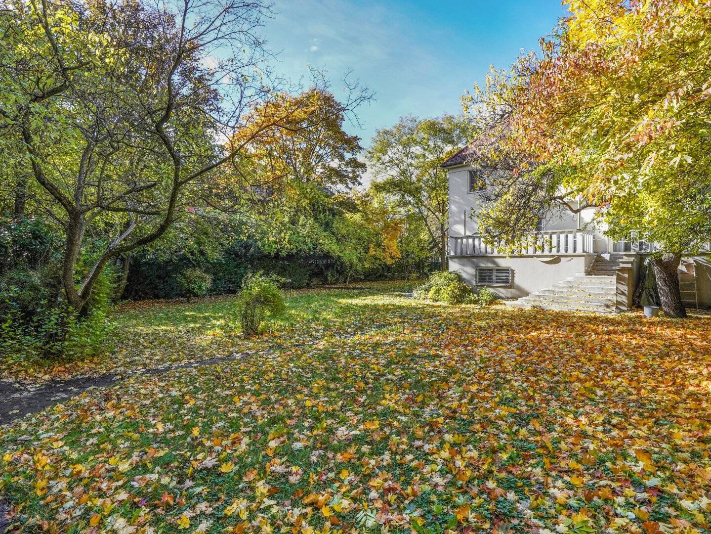 Gepflegte Familienvilla mit privatem XL-Garten | Pool | Garage