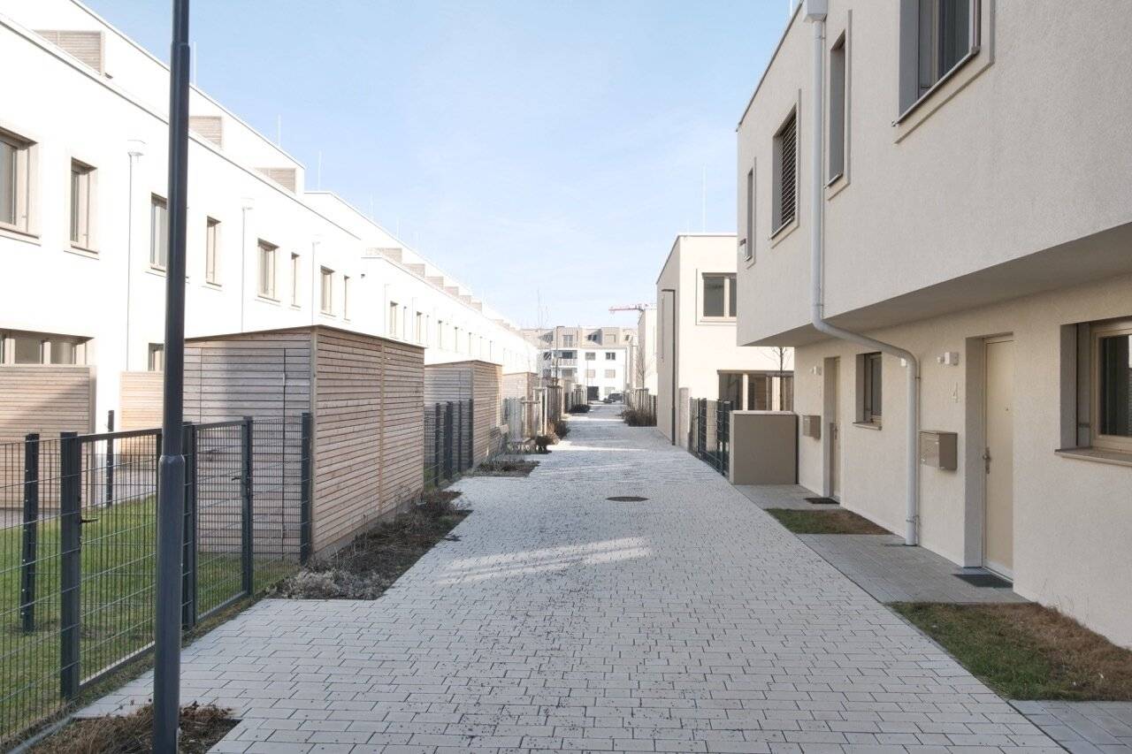 Erstbezug Reihenhaus 2xGarten | Parken | Wärmepumpe