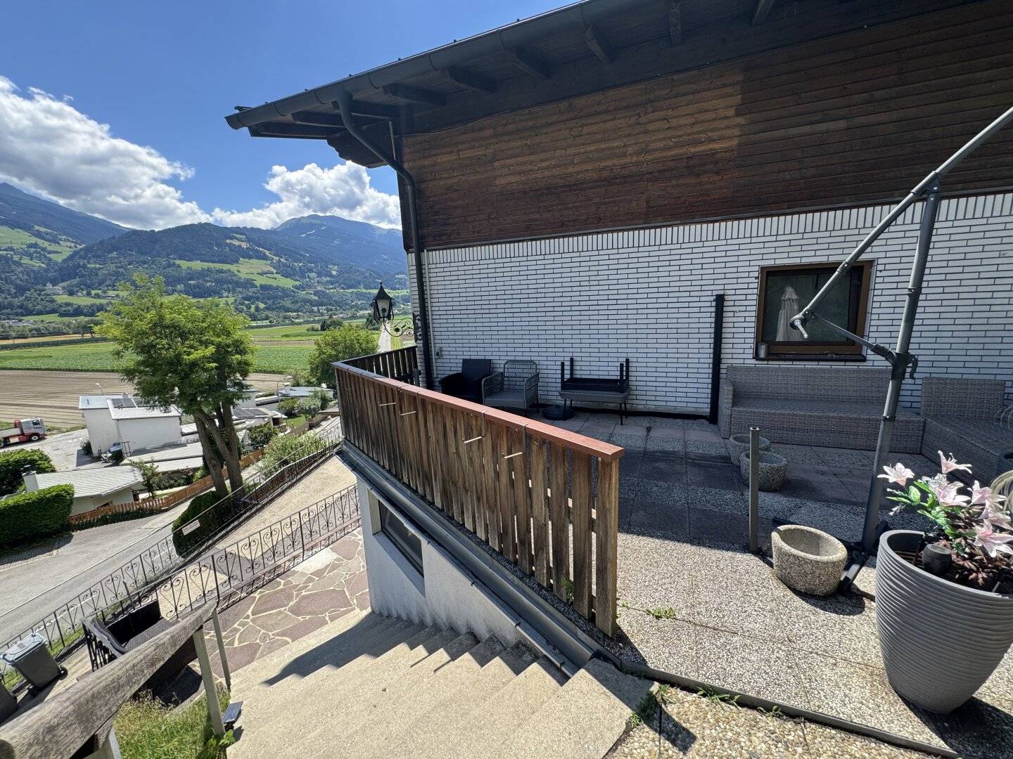 Bereits sanierte 4-Zi-Wohnung mit Terrasse und KFZ Abstellplatz für nur € 349.000.- !