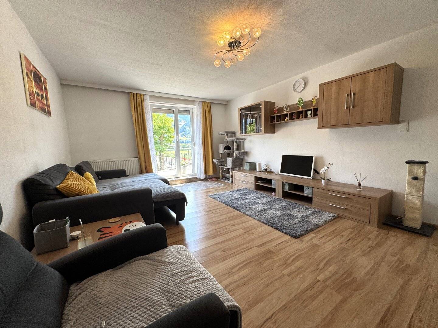 Bereits sanierte 4-Zi-Wohnung mit Terrasse und KFZ Abstellplatz für nur € 349.000.- !