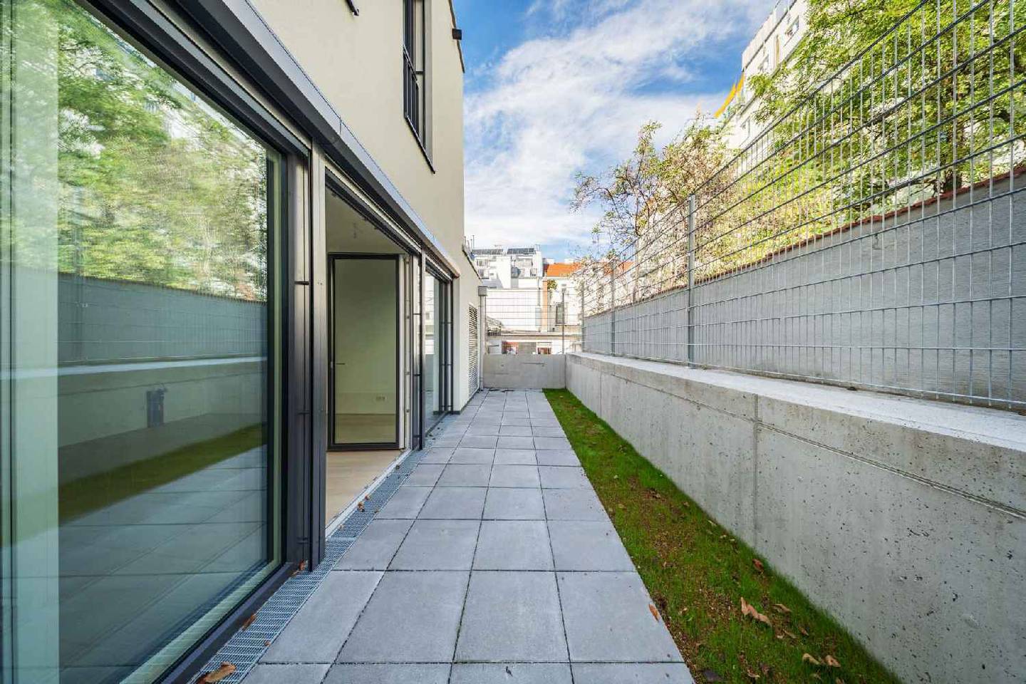 New build apartment with terrace and private garden