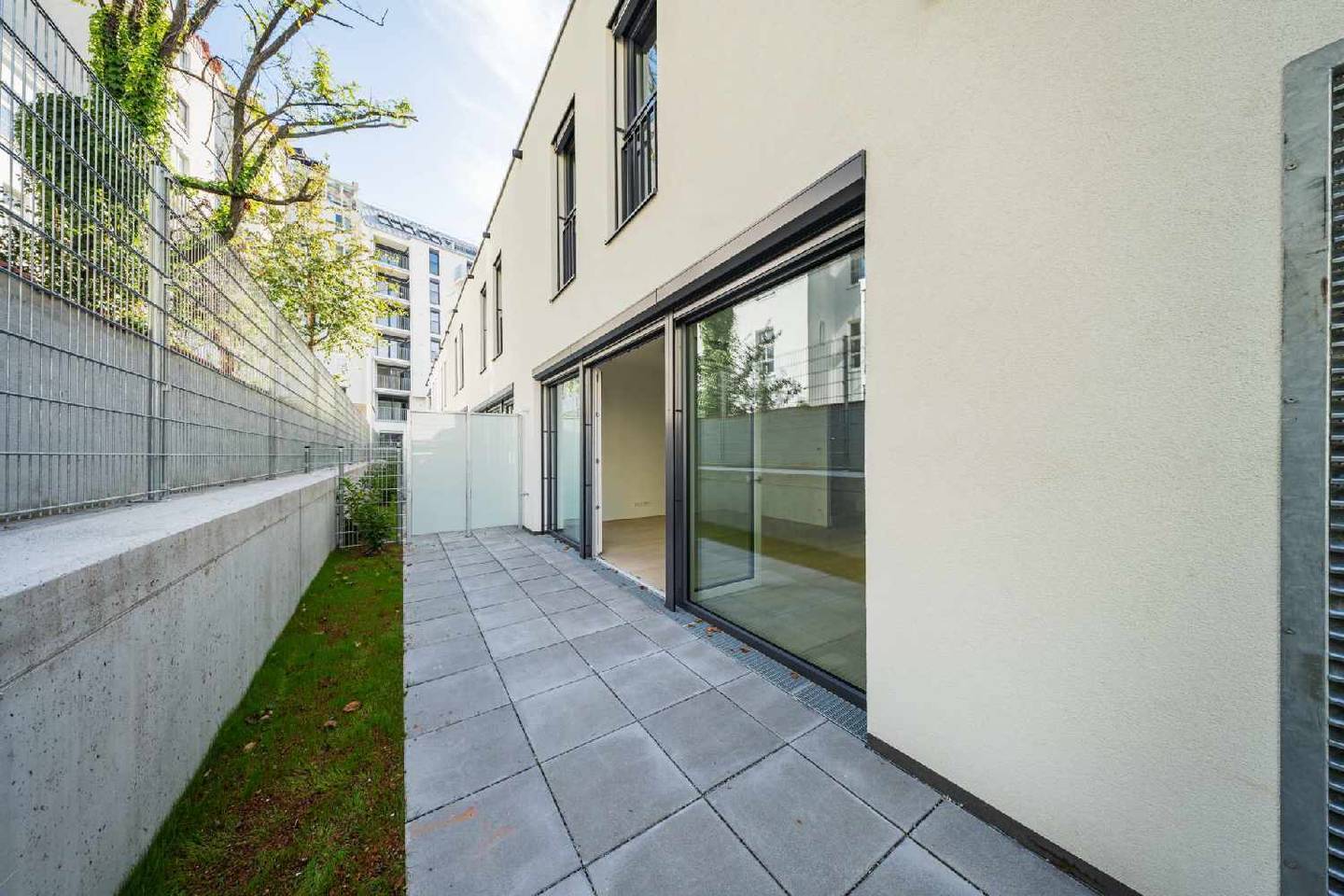 New build apartment with terrace and private garden