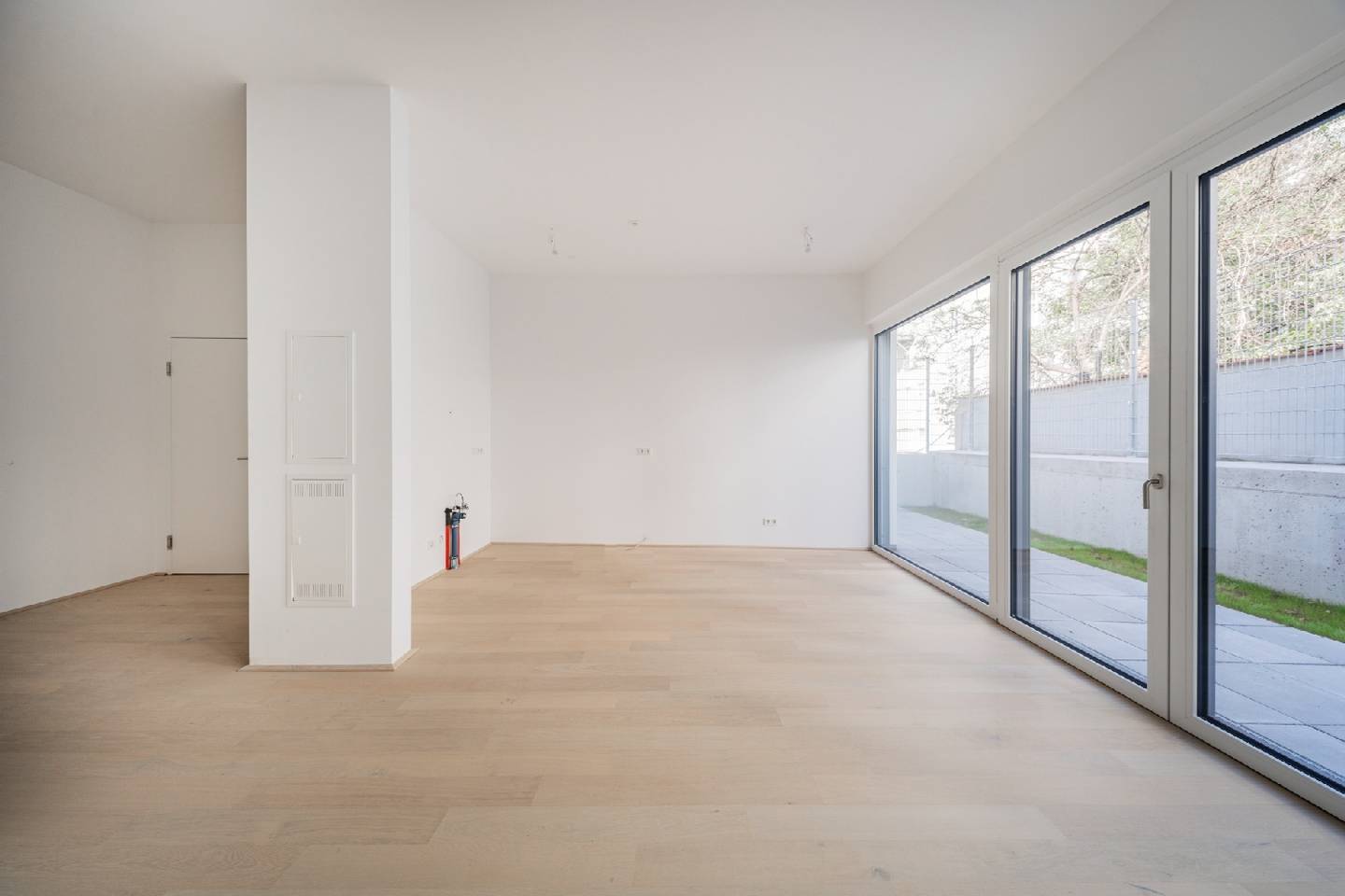 New build apartment with terrace and private garden