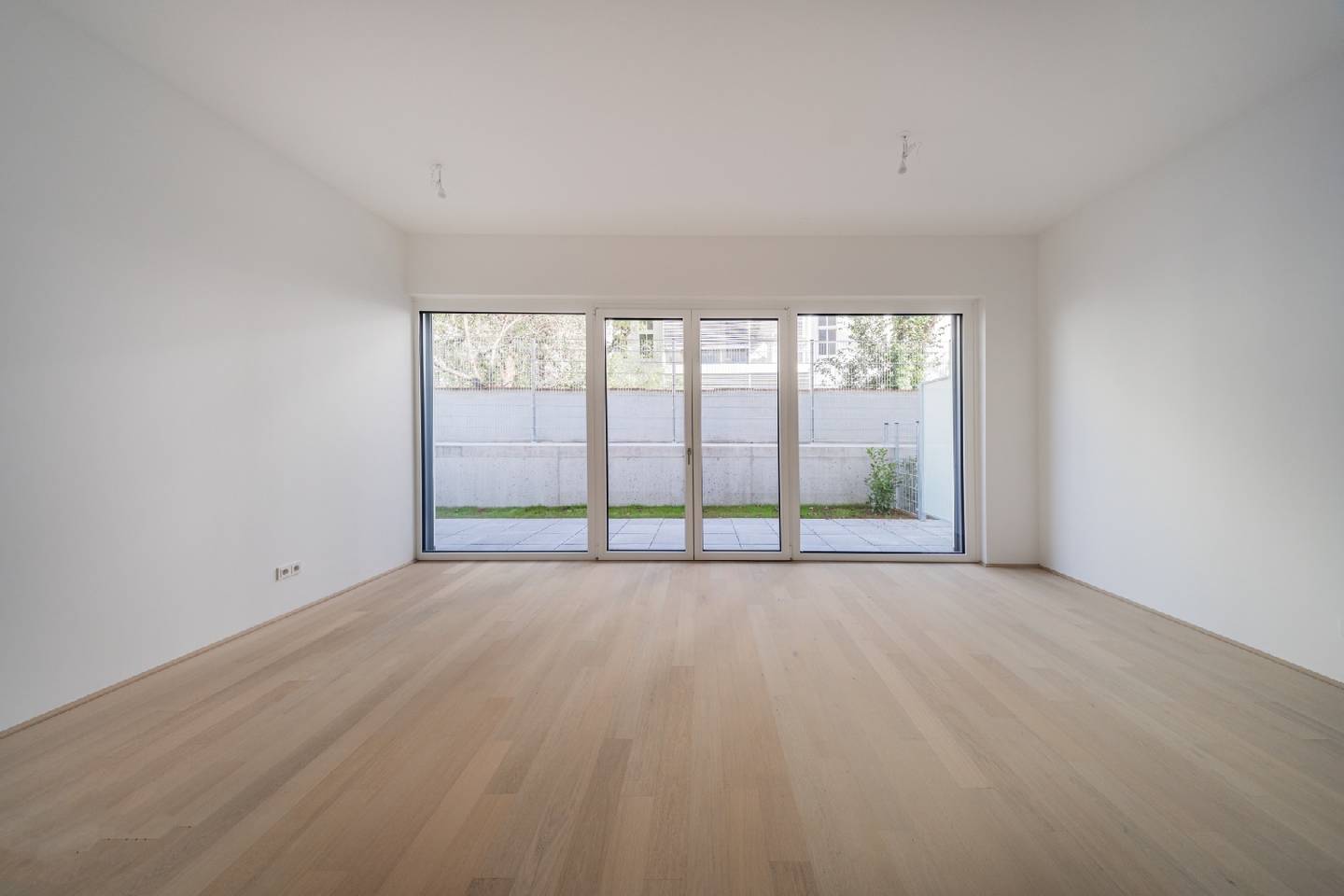New build apartment with terrace and private garden