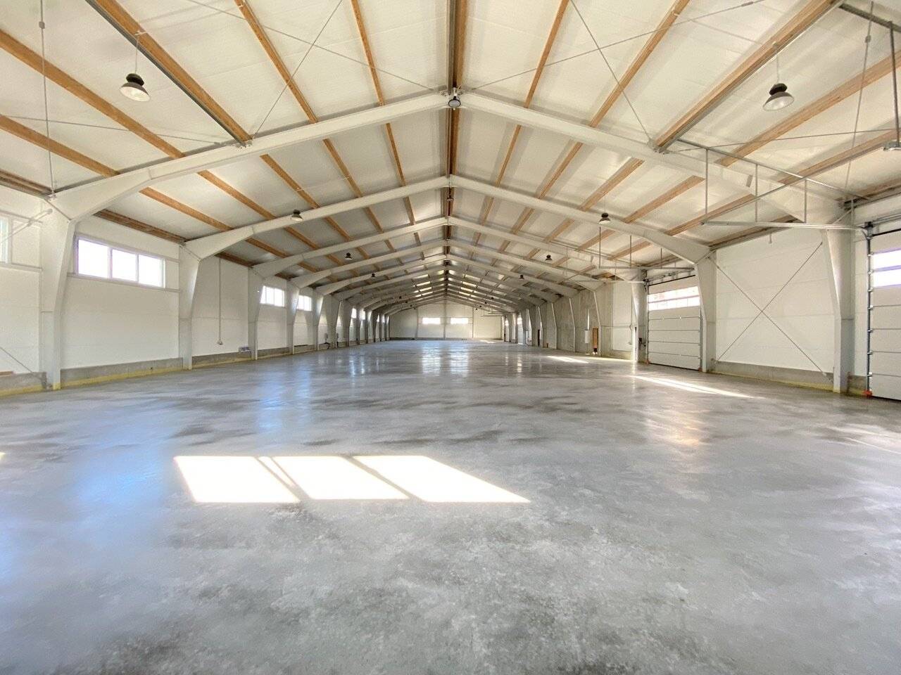 HALLE für Lagerung oder Produktion + BÜRO gleich bei Wien Nord // 100 kWp Photovoltaik + Luftwärmepumpe // Nähe G3, Autobahn, Brünner Straße