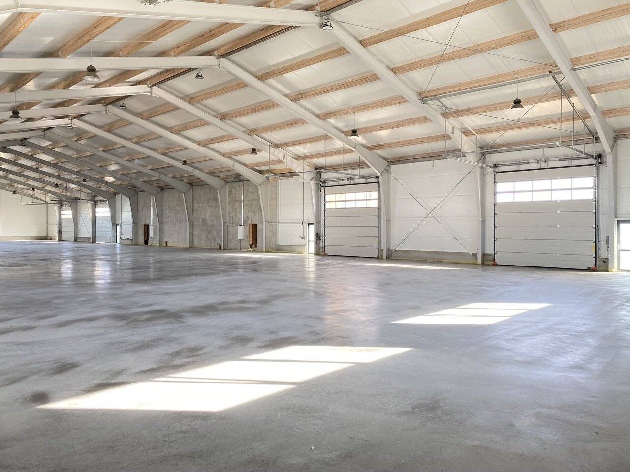 HALLE für Lagerung oder Produktion + BÜRO gleich bei Wien Nord // 100 kWp Photovoltaik + Luftwärmepumpe // Nähe G3, Autobahn, Brünner Straße