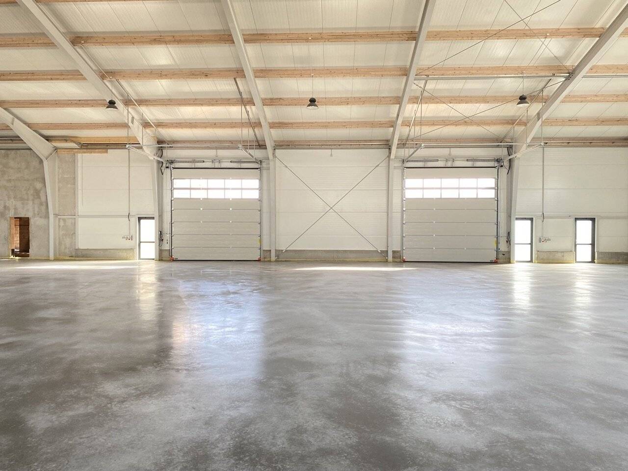 HALLE für Lagerung oder Produktion + BÜRO gleich bei Wien Nord // 100 kWp Photovoltaik + Luftwärmepumpe // Nähe G3, Autobahn, Brünner Straße