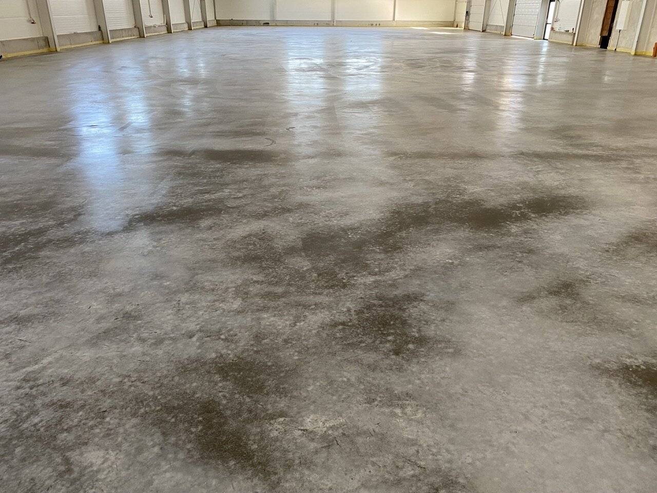 HALLE für Lagerung oder Produktion + BÜRO gleich bei Wien Nord // 100 kWp Photovoltaik + Luftwärmepumpe // Nähe G3, Autobahn, Brünner Straße